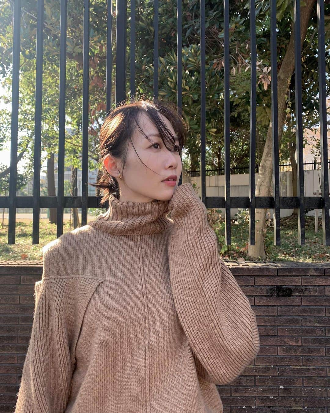 関絵理子さんのインスタグラム写真 - (関絵理子Instagram)「#autumnleaves   #秋服 まだコート要らずな今年🍁  お気に入りの肩チラ見せニットに何年もヘビロテのデニム✨  ・Knit @lifes_store  ・Denim @jbrandjeans  ・shoes @converse_jp  ・bag @ysl  #私服   ・ ・ ・  #秋服 #紅葉 #落ち葉 #スニーカーコーデ #デニム好き #フレアパンツ #美脚効果  #コンバースコーデ #デニムパンツ # #大人カジュアルスタイル #ニットトップス #converseshoes #jbrandjeans #jeansfashion #나이키에어맥스」11月23日 21時07分 - erikopanda