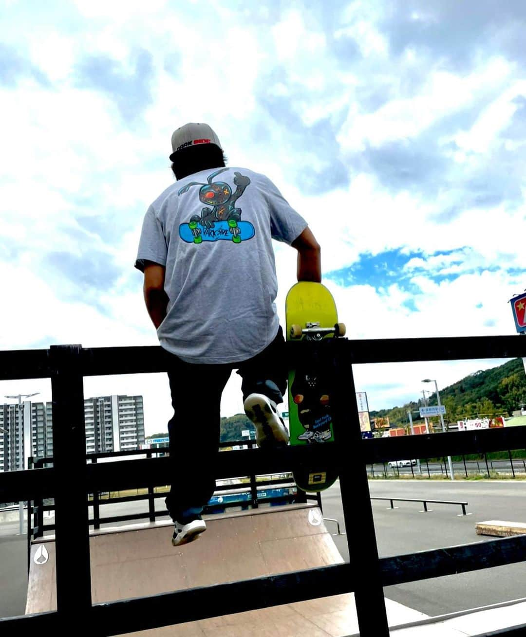 ジュンペイのインスタグラム：「. Dark  Side Skate Wear . こんな感じの可愛い奴もあります . 多分… . ウサギさん . だよね？ . めっちゃ中指立ててはるけどw . 俺、すぐ目が赤くなるから . 大学時代、ウサギって言われてました . ダンサーネームは「ニャン吉」やけど . その前は「山猿」って言われてました . なんならエリートヤンキー三郎に出てた時は「ベアー」ってあだ名でした . あ、幼稚園の頃、前歯デカいから「ビーバー」って言われてたな . 動物ばっかw . なんの話や . あ、T-shirtね . 新作も出てるし、良かったら見てみて下さい .  @darksideskatewear . Thank u for supporting me✨ . #skate #sk8 #skateboard #スケボー #スケーター #スケボー男子 #スケボー中年 #darksideskatewear」