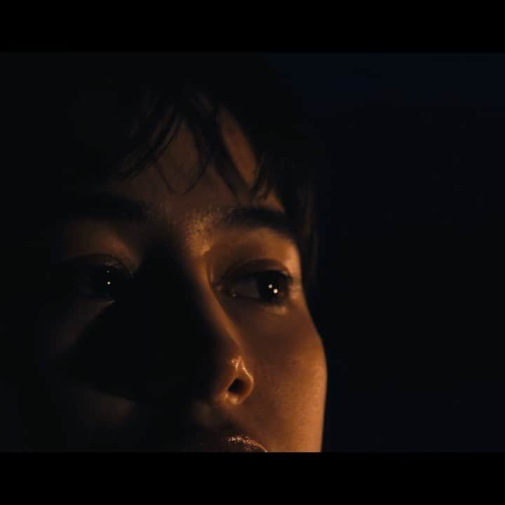 BASI（バシ）のインスタグラム：「. Mitsu the Beatsが全世界のラッパーをフィーチャーした新アルバム(タイトル未定)からのリードMVとして、BASIを迎えた"戯れ"を公開。 アルバムは2021年春リリース予定。  MV Credit：  Lyrics：BASI  Beat： Mitsu the Beats  Model：Mei  Director:Shintaro Kunieda  Camera：Jun Akahane  Assistant：Akinori Kitajima  Stylist：Shota Miyazaki」