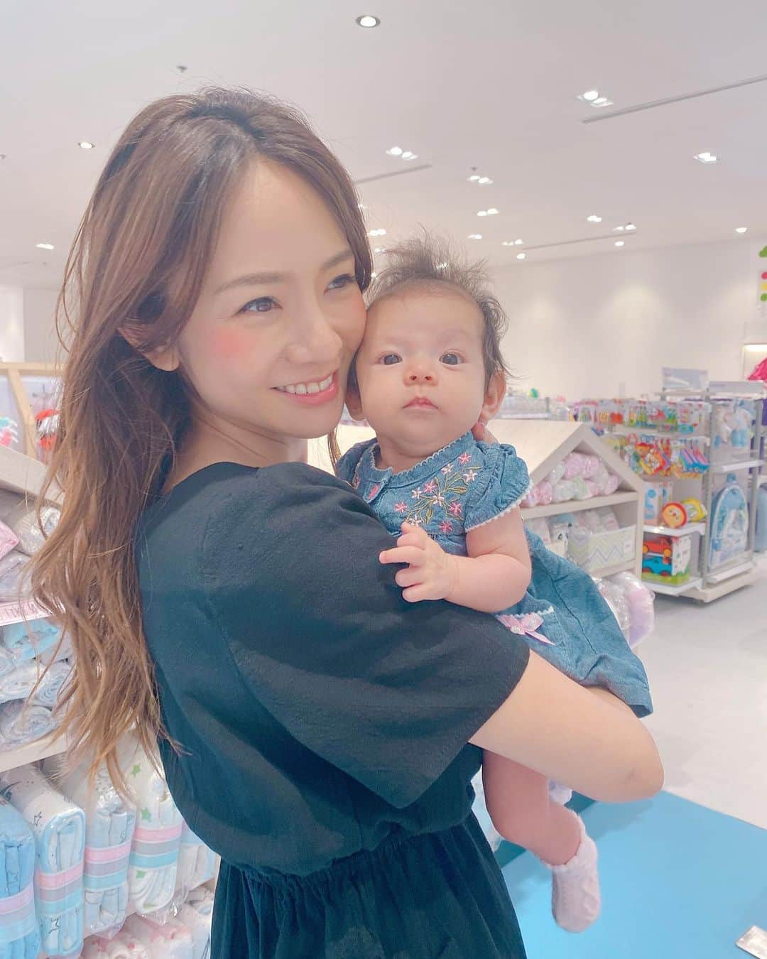 のインスタグラム：「Siam Paragon のベビー用品売り場かなり広い❣️😍 エンポリより品揃えが🙆‍♀️ 大好きな#minene も新しくパラゴンで販売開始✨  私と娘の写真が置いてあったよー♫  #バンコク生活 #バンコクライフ #バンコク子育て #新米ママ #女の子ママ #ハーフ #ハーフベイビー #ベビーフォト #ベビスタグラム」