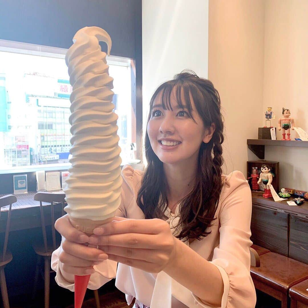 相場詩織さんのインスタグラム写真 - (相場詩織Instagram)「【驚きの高さのソフトクリーム🍦✨】﻿ ﻿ 秋田に来たら是非挑戦していただきたいのが﻿ 鴨谷珈琲店さん(@kamoya_coffee )の﻿ ソフトクリーム！ ﻿ ロングソフトクリーム(¥380)と シングルサイズソフトクリーム(¥300) ﻿ 推しポイントは驚きの大きさだけでなく﻿ 最後まで独り占めしたくなるくらい﻿ ミルキーで美味しいところです🤤💕﻿ ﻿ 秋田駅ビル トピコ(@als_topico_akita )3Fにあるので﻿ 秋田駅近くに来た際には是非🍦💖﻿ ﻿ ﻿ #アナウンサー #アナウンサー衣装 #女子アナ﻿ #清楚メイク #トッコクローゼット #上品 ﻿ #パーソナルカラー #ブルベ #サマー #透明感メイク ﻿ #ヘアアレンジ #ヘアメイク #アナウンサー髪型﻿ #東北 #秋田 #美人百花 #ソフトクリーム #秋田グルメ﻿ #日本一 #スイーツ #日本一のソフトクリーム #カフェ #カフェ巡り #コーヒー #珈琲店」11月23日 21時14分 - shioriaiba0801