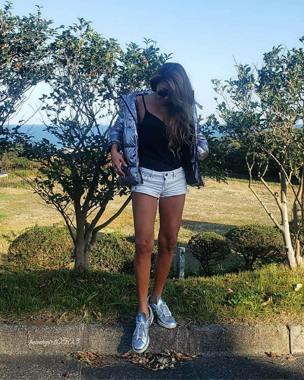 𝑵𝒐𝒓𝒊のインスタグラム：「. . . . 📷𝚂𝚞𝚗, 𝙽𝚘𝚟𝚎𝚖𝚋𝚎𝚛 𝟷𝟻 𝟸𝟶𝟸𝟶 メタリックすぎた日😂w . . . . 日中はポカポカで日差しもジリジリで キャミ × ショーパンで日光浴出来た日🎶 でもそんなポカポカ陽気も もうそろそろ終わりみたいだね😢 週間天気予報の最高気温の数字にゾッとしてる😱w . . . . #sea #surf #coordinate #casual #sneaker #adidas #silver #fashion  #休日 #海 #サーフ #コーデ #コーディネート #カジュアル #ダウンジャケット #ダウン #シルバー #メタリック #スニーカー #スニーカー女子  #アディダス #大人カジュアル #大人女子 #スナップミー #外国人風 #海外ファッション #プチプラコーデ #シンプルコーデ  #海好き #海好きな人と繋がりたい」