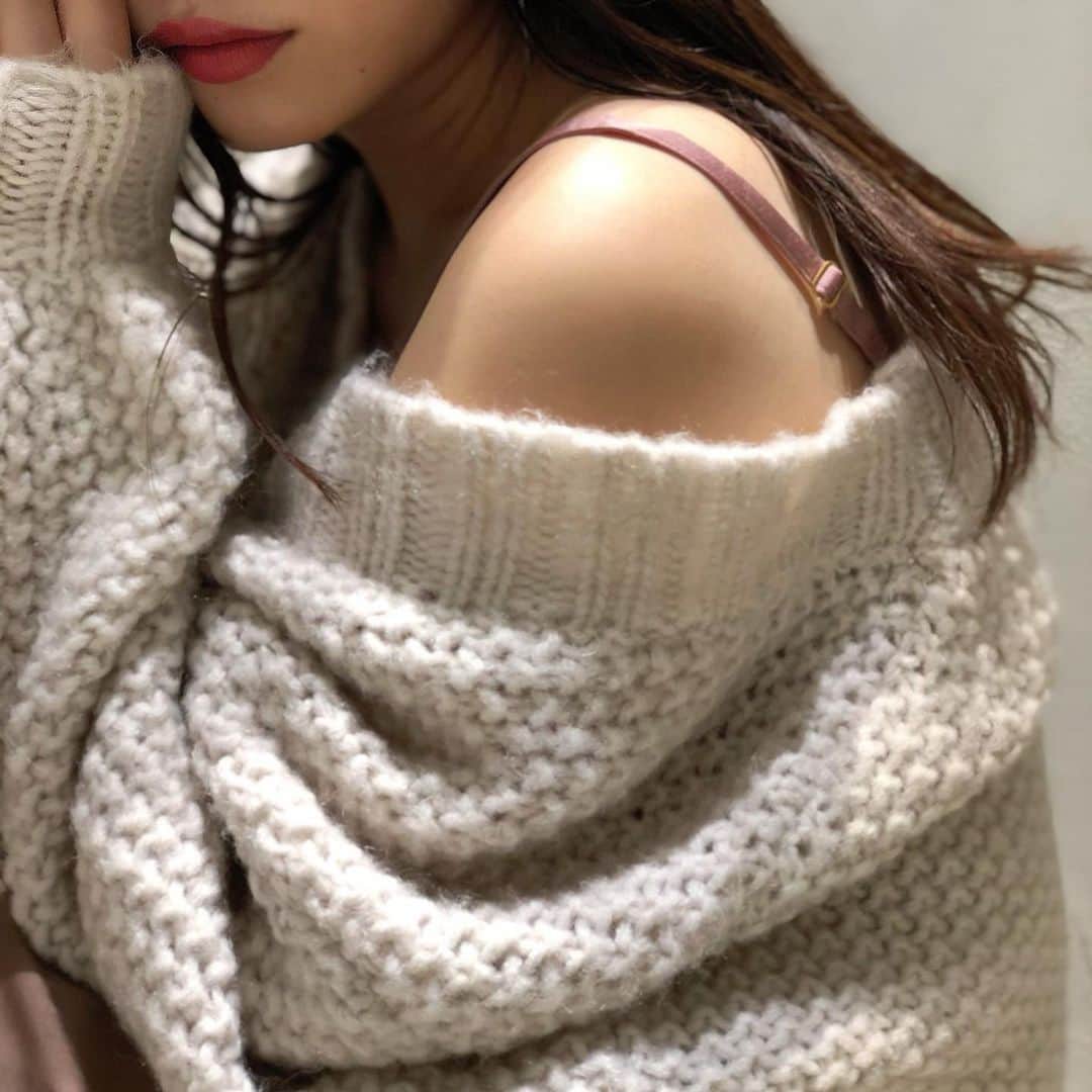 新谷美奈さんのインスタグラム写真 - (新谷美奈Instagram)「.﻿ ﻿ ✔︎きのうのしんたに﻿ ﻿ 白とピンクとグレーをまぜたような﻿ なんともいえない絶妙な色。﻿ ふわふわとしたモヘア混ならではの質感。﻿ 色も、素材も、フォギーなニュアンスを。﻿ ﻿ Nina mew﻿ knit gown ¥29,000+tax﻿ pants ¥21,000+tax﻿ ﻿ @ninamew_official#Ninamew#ニーナミュウ#ゆめタウン#ゆめタウン佐賀#セレクトショップ#selectshop#今日のしんたに」11月23日 21時16分 - mina__0215