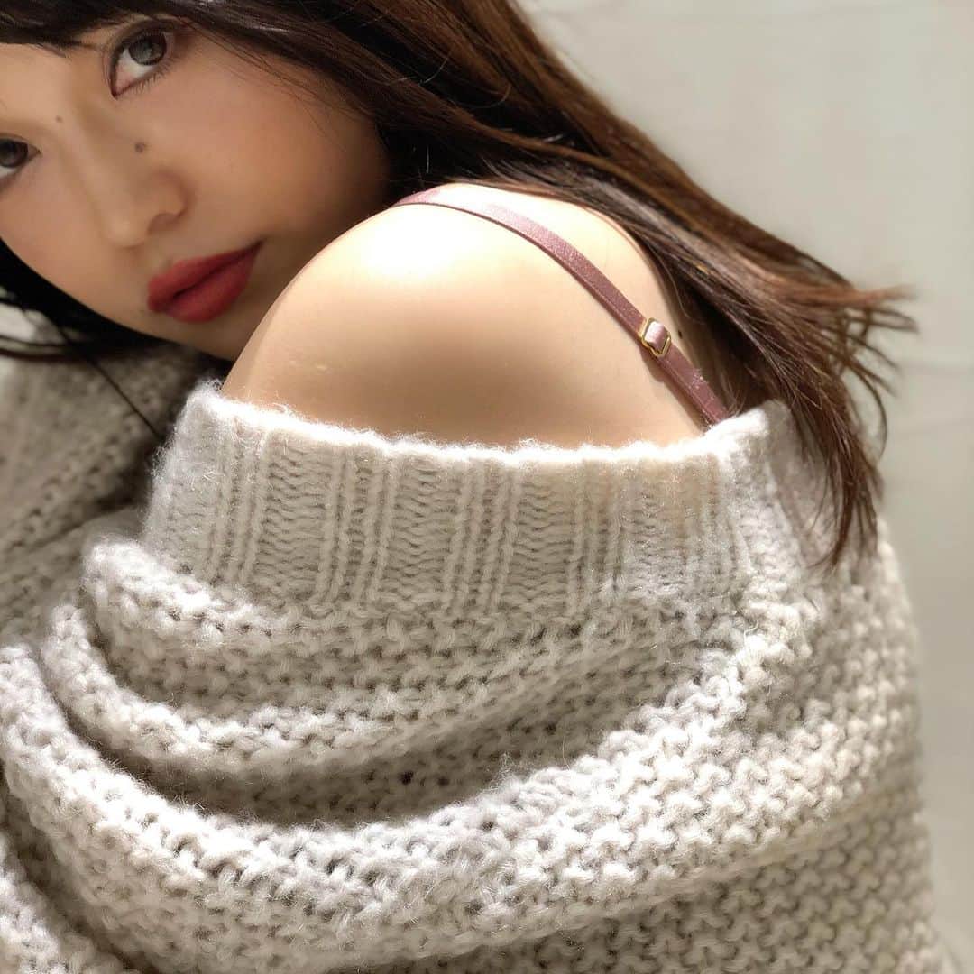 新谷美奈さんのインスタグラム写真 - (新谷美奈Instagram)「.﻿ ﻿ ✔︎きのうのしんたに﻿ ﻿ 白とピンクとグレーをまぜたような﻿ なんともいえない絶妙な色。﻿ ふわふわとしたモヘア混ならではの質感。﻿ 色も、素材も、フォギーなニュアンスを。﻿ ﻿ Nina mew﻿ knit gown ¥29,000+tax﻿ pants ¥21,000+tax﻿ ﻿ @ninamew_official#Ninamew#ニーナミュウ#ゆめタウン#ゆめタウン佐賀#セレクトショップ#selectshop#今日のしんたに」11月23日 21時16分 - mina__0215