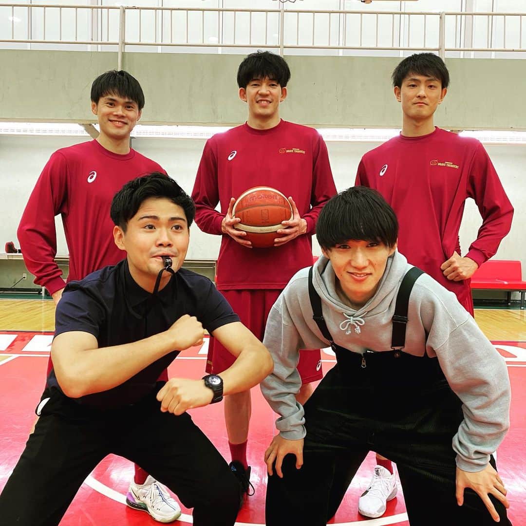 よへのインスタグラム：「バスケ部キャプテンになる、っていう夢が叶いました。ありがとうございました。  #サッカー13年間やってきたけど将来の子どもにスポーツさせるならバスケってくらいバスケ好き #中学生の時当時のバスケ部全員とハンドシェイクだけは作ってた #留学中でした1番高い買い物がまさかのバスケットボール #全て実話です  #川崎ブレイブサンダース  #バスケ」