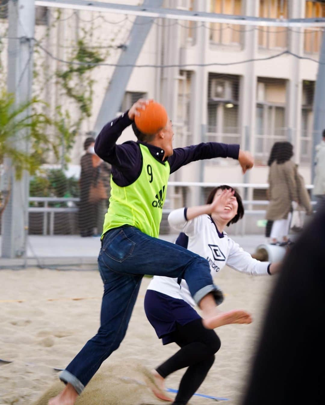 矢原里夏さんのインスタグラム写真 - (矢原里夏Instagram)「🏖🧜🏽‍♀️🤾‍♀️﻿ 【Beach Handball Festival in SHIBUYA】﻿ Beach Handball Trial event in SHIBUYA, Tokyo🗼﻿ ﻿ ビーチハンドフェスタ in 渋谷﻿ ようやく、念願だったビーチハンドボール 体験会を渋谷・MIYASITA PARKで開催することが出来ました🏖﻿ ﻿ 昨日は渋谷・長谷部区長も訪問してくださり、実際にビーチハンドボール を体験して頂くことができました！﻿ 「これは疲れるし、難しいけど、やるのも観るのも面白いねー！」と言って頂けました👏﻿ ﻿ ここまですぐに行けた訳ではないですが、やっとスタートする事ができて嬉しいし、ビーチハンドボールをやってみたい！と言ってくれる子たちに実際に体験してもらえる機会が、こんな素晴らしいロケーションで開催できて本当に嬉しいです。﻿ ご協力してくださった皆様に感謝！そしてこんな大都会でビーチハンドボール やれてるの世界中でもうちらだけなんじゃないかと思うくらい改めてすごい環境にも感謝🙌ありがとうございました！﻿ ﻿ 今後もコロナ渦でやれる事を模索し、人数を制限しながらにはなりますが、﻿ 定期的に開催して、ビーチハンドボール 仲間を着々と増やして行きたいし、ビーチハンドの魅力を広めていきたいです✨﻿ ﻿ ﻿ お越しいただいた皆さまありがとうございました！﻿ またお待ちしております（^人^）﻿ ﻿ ﻿ ﻿ ﻿ ﻿ #DontworryBeachHappy﻿ #beachhandball #ビーチハンドボール #handball #ハンドボール#beachsports #sportsgirl #スポーツ女子 #ビーチ #thetistokyo  #sportswear #beach #スポーツ#tokyo #sports  #ヤハラリカ #rikayahara #ビーチスポーツ #beach #Thetis東京 #goprojp #gopromax  #渋谷 #SHIBUYA #宮下公園 #MIYASITAPARK」11月23日 21時17分 - rika_yahara
