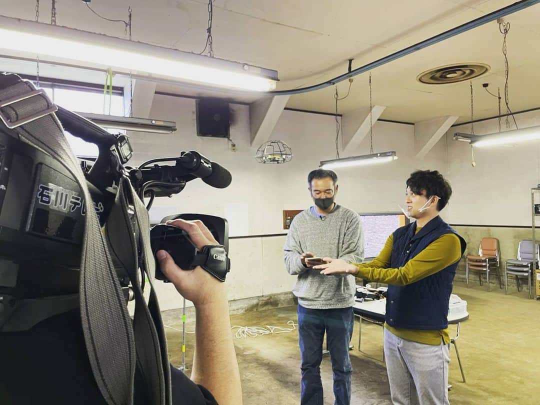飯田嘉太のインスタグラム：「🥽 明日の特集はドローンレース🐝 中能登町に先月出来たばかりの練習場にお邪魔しました☺ ・ ・ 使うのはトイドローンと呼ばれる小さなもの😌 ・ ・ 僕も操縦を体験👨‍✈️果たして飛ばす事は出来たのか🤫 詳しくは明日の県内ニュースをご覧下さい😆👍  #石川テレビ #石川さん #livenews #特集 #ドローンレース #ドローン #drone #race #トイドローン #中能登町 #工場 #羽咋ドローンズ #アナウンサー #飯田嘉太」