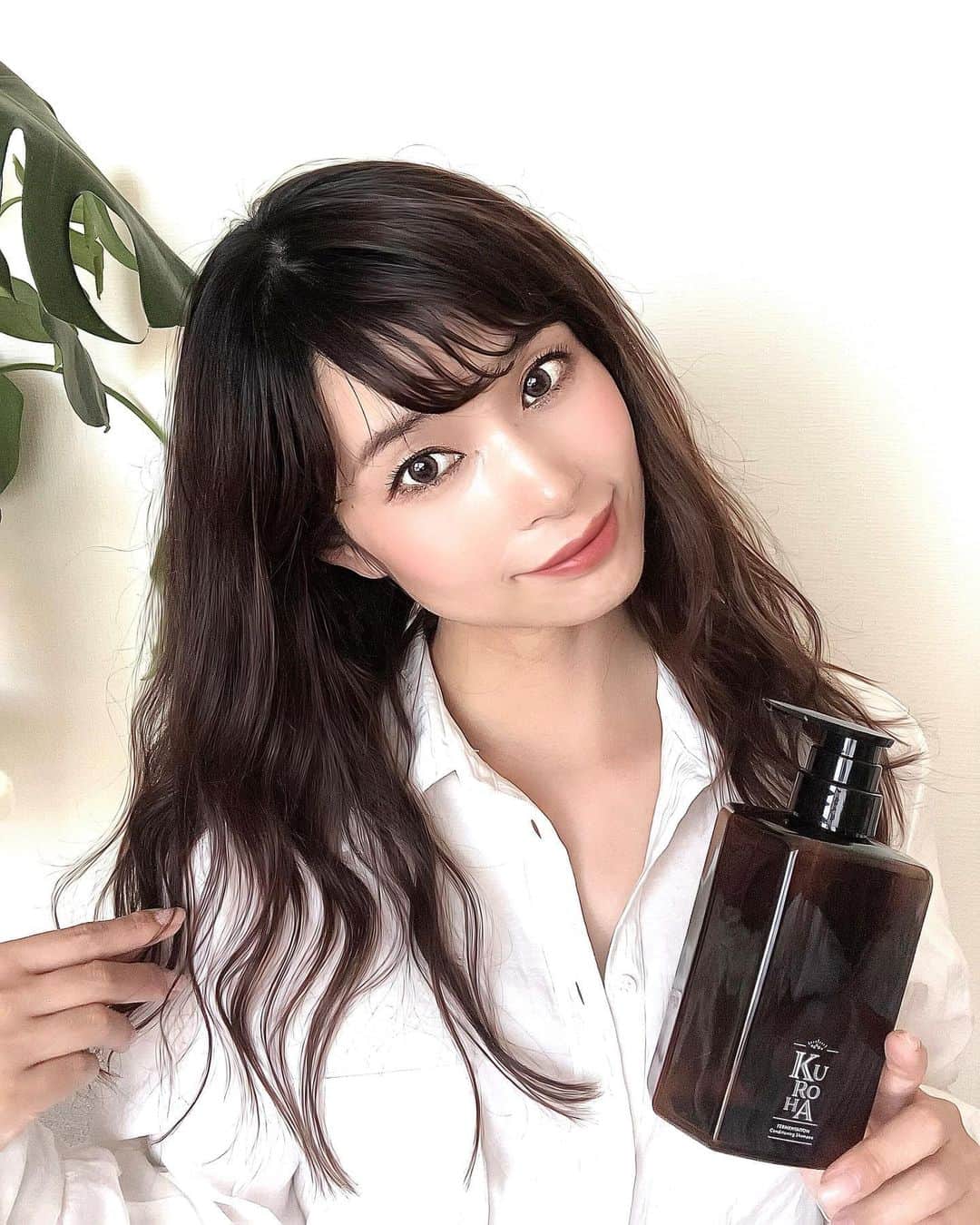 三佐和あやのインスタグラム：「こんばんは🌙 シャンプーをエイジングヘアケア用のシャンプーKUROHAに変えたのですが、とても良かったので、シェアしますね✨﻿ @kuroha_jp  ﻿ オールインワンシャンプーで、これ一本で ヘアパックまで完了💆‍♀️✨﻿ トリートメントも要らないので 頭皮マッサージしたりして ゆったりバスタイムを過ごす優雅な時間をgetしました ✨﻿ ﻿ わたし、次女と いっしょにお風呂入るくらい仲良いので 「香りが  なんの香りだろう？すごくいいね〜」って言ってたんですが、﻿ なんだか スーッとする 木の香りがします🌴﻿ ﻿ いつも、シャンプーつけて トリートメントつけて...さらにしっとりしたい時用のヘアパックをして...と手間暇してた私にしたら ﻿ 洗い上がりの質感が ﻿ オールインワンシャンプーって大丈夫？！...と、ちょっと心配だったんですが、﻿ ﻿ 結果 めっちゃ よかった‼️﻿ 泡立ちもいいし、さっと 流れてくれます。﻿ 心配してた 絡まりは一切なく﻿ 洗い上がりは、﻿ しっかりとした質感に。﻿ ﻿ 翌朝 鏡を見ると...﻿ トップがふんわりしていました✨😍﻿ ﻿ ハリ・コシが出て とってもいい感じになってて、シャンプーチェンジに大成功✨﻿ ﻿ 10年前より髪、美しくありたい。﻿ という、コンセプトの KUROHAシャンプー🛁﻿ ﻿ シャンプーの内容がオーガニックで国産の天然素材にこだわってるので、ますます好きになりました💛﻿ ﻿ これからも 愛用したいです✨﻿ ﻿ *+_____________________+*﻿ ﻿ ↓参考UR L﻿  https://kuroha.shop/0ia0f3xrcst  ﻿ 「発酵のチカラ」﻿ 発酵由来の高保湿成分で髪健やか﻿ 発酵美容という考え方﻿ ﻿ 6つの発酵エキスが入ってます！﻿ ワサビ根 大豆 牛乳 ライ麦 西洋ナシ 豆乳﻿ ﻿ 「シンプルだけど上質」﻿ オーガニック成分にこだわった﻿ 奪いすぎない・与えすぎない﻿ 力強いエイジングヘアケア﻿ ﻿ 8つの無添加﻿ ノンシリコン 香料不使用 着色料不使用 ケミカル不使用 サンフェート不使用 鉱物油不使用 石油系界面活性剤不使用 パラペン不使用﻿ ﻿ ﻿ 「忙しい貴方にも時短ケア」﻿ 毎日忙しい日々を送っている方にも手軽に美髪ケアできるように オールインワンでも充分な仕上がりを追求﻿ ﻿ ﻿ *+_____________________+*﻿ ﻿ #pr #ヘアスタイル #サロンモデル #サロモ #暗髪 #暗髪カラー #前髪 #ミディアムヘア #セミロング #アラサー #アラフォー #アンチエイジング #エイジングケア #ママ ﻿ #kurohaシャンプー #クロハシャンプー #エイジングヘアケア #クロハ #発酵黒髪シャンプー #白髪ケア #オールインワンシャンプー  #オーガニックシャンプー #発酵美容 ﻿ ﻿」