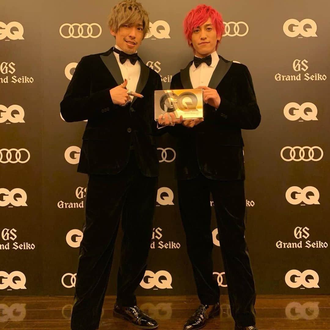 りんたろーさんのインスタグラム写真 - (りんたろーInstagram)「GQ MEN  Best comedy duo of the year 🏆　あざまる🤣🤙  激オシャスーツ→ @armaniexchange   #お笑いコンビの時代は終わった #そう俺達が　#コメディデュオ #これからはそうしよう笑 #トロフィー台とくっついてるタイプだと思い引き抜いた笑　#それは全然良かったんだけど　#実は台からトロフィー落ちそうになっていた笑　#落ちてたら大惨事　#まじ焦った笑　#誇り高き賞を頂き大変光栄まる🤪💓」11月23日 21時19分 - rin_the_sky