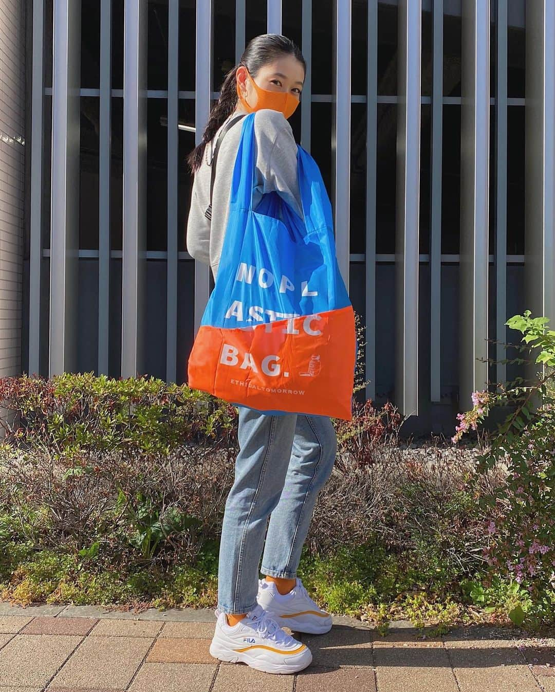 Karunaさんのインスタグラム写真 - (KarunaInstagram)「ㅤㅤㅤ ペットボトルを再生して作られたバッグ🛍 カラバリも沢山あって可愛くてお気に入り。 ホルダー付きなので失くす心配もなし🙆🏻‍♀️💯 #ETHICALTOMORROW のコンセプトは、 『１人の100歩より、100人の１歩』🌍🕊 こういうエコでお洒落なブランドさんが どんどん増えていくのは楽しみです♻️👏🏻  意識をガラッと変えることは難しいから… 少しづつ知識を増やして優しくなりたいな🐣」11月23日 21時30分 - karuna0520