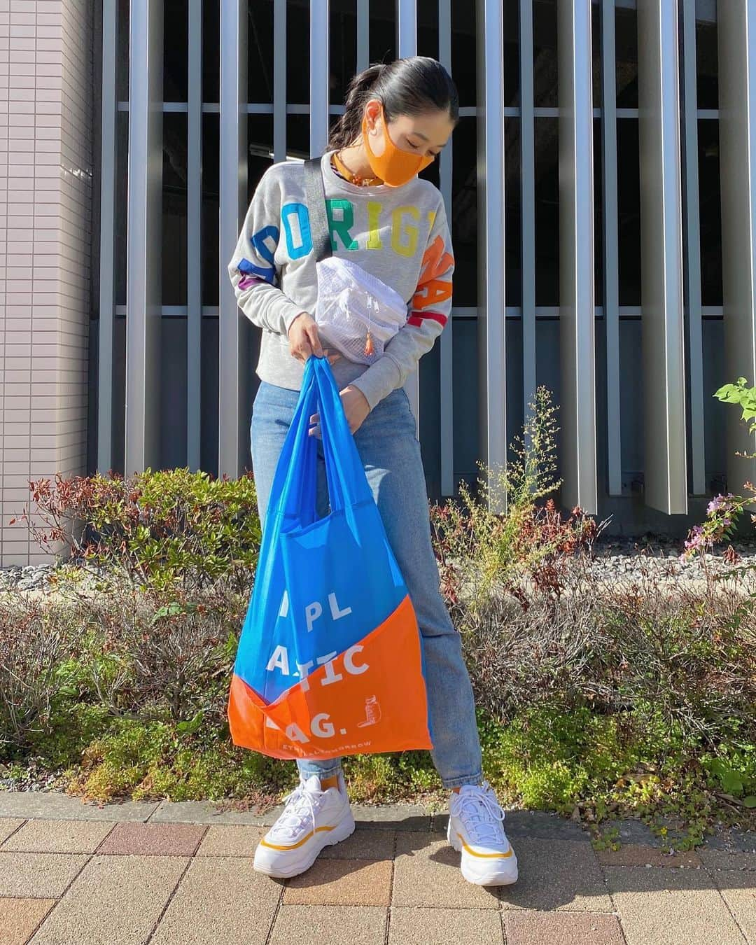 Karunaさんのインスタグラム写真 - (KarunaInstagram)「ㅤㅤㅤ ペットボトルを再生して作られたバッグ🛍 カラバリも沢山あって可愛くてお気に入り。 ホルダー付きなので失くす心配もなし🙆🏻‍♀️💯 #ETHICALTOMORROW のコンセプトは、 『１人の100歩より、100人の１歩』🌍🕊 こういうエコでお洒落なブランドさんが どんどん増えていくのは楽しみです♻️👏🏻  意識をガラッと変えることは難しいから… 少しづつ知識を増やして優しくなりたいな🐣」11月23日 21時30分 - karuna0520