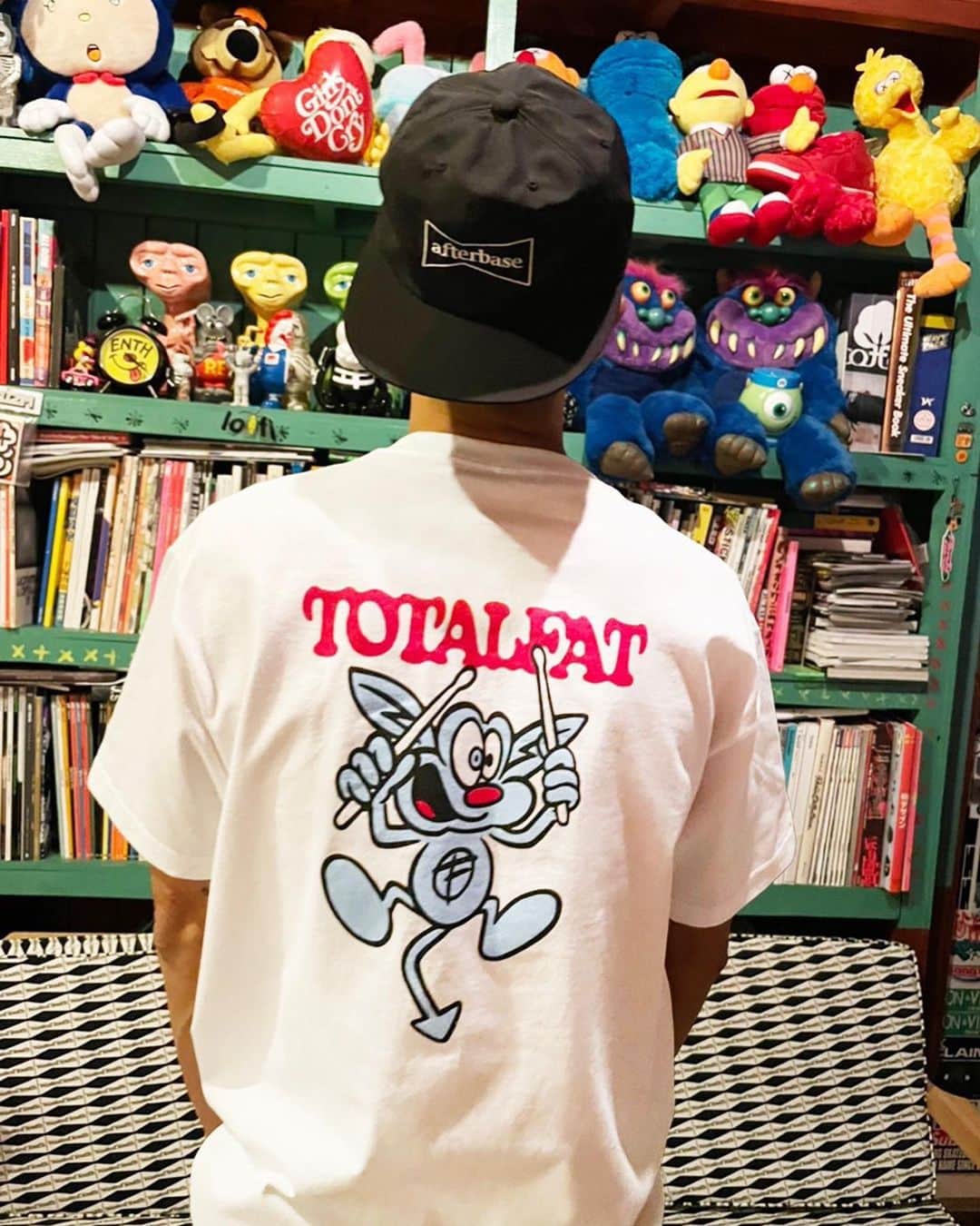 TOTALFATのインスタグラム：「Bunta生誕記念Tシャツ 「ブンT2020」 デザイン公開‼️ これまでにTOTALFATのグッズを多数手がけたVK DESIGN WORKSのVERDY氏(@verdy )によるデザイン🔥  このあと日付が変わって、Buntaが誕生日を迎えた11/24（火）0時〜UKFC ONLINE SHOPにて数量限定販売スタート！  ✅ブンT2020 S/M/L/XL/XXL ¥3,800（税抜）  ✅キーホルダー ¥1,600（税抜）  今回は受注ではなく、数量限定販売となりますのでご注意ください‼️ 上限に達し次第販売終了となります。 https://ukfc.shop/totalfat」