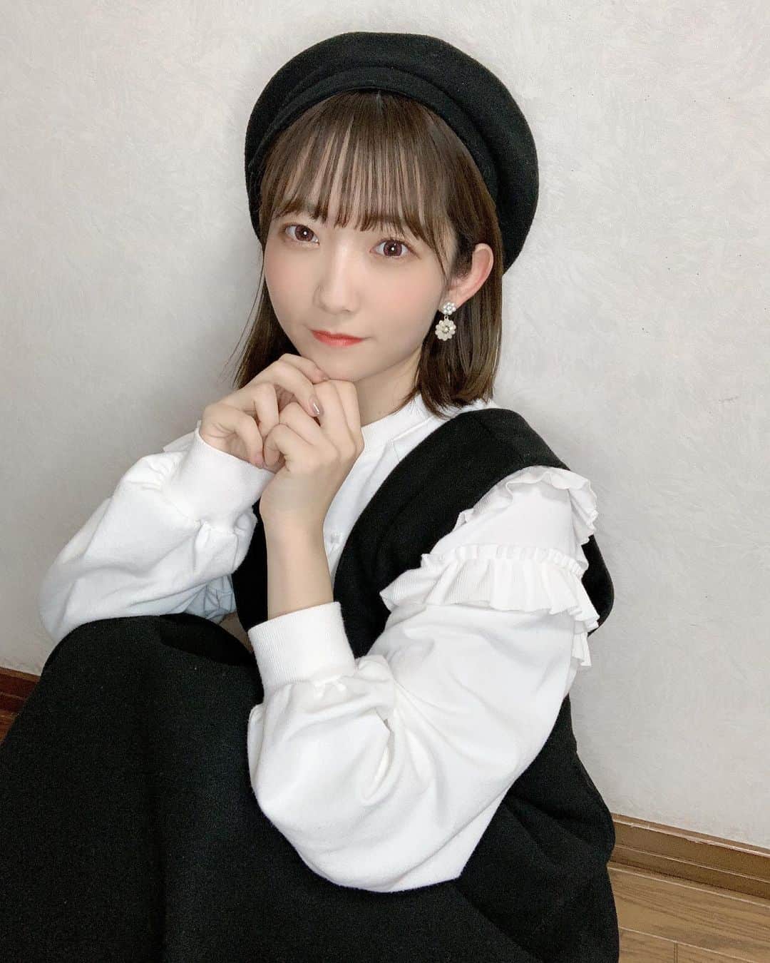 夏川愛実さんのインスタグラム写真 - (夏川愛実Instagram)「﻿ ﻿ ﻿ ベレー帽すき🥰﻿ 珍しくしろくろ！﻿ ﻿ ﻿ #秋コーデ#冬コーデ#モノクロ#白黒コーデ#白黒﻿ #ワンピース#ベレー帽#niceclaup﻿ #wcloset#rps#ボブ#ボブアレンジ#ボブヘア﻿ ﻿#アイドル#アイドルメイク」11月23日 21時22分 - ami_natsukawa