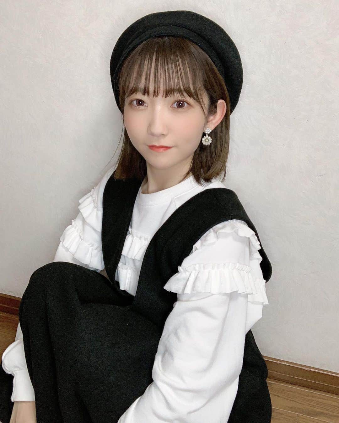 夏川愛実のインスタグラム：「﻿ ﻿ ﻿ ベレー帽すき🥰﻿ 珍しくしろくろ！﻿ ﻿ ﻿ #秋コーデ#冬コーデ#モノクロ#白黒コーデ#白黒﻿ #ワンピース#ベレー帽#niceclaup﻿ #wcloset#rps#ボブ#ボブアレンジ#ボブヘア﻿ ﻿#アイドル#アイドルメイク」