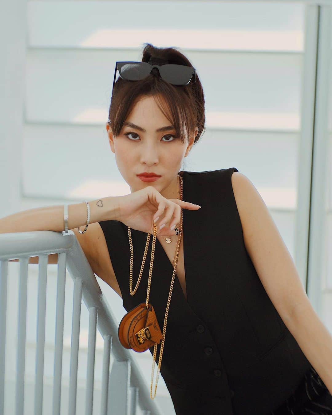 ソニアのインスタグラム：「GOING OFF THE GRID... for two days 🤣  As I type this, my girls and I just inhaled $80 worth of tze char while lazing around in our bath robes 🤤   #mcmworldwide #myclosetmonday @mcmworldwide @chaumetofficial」