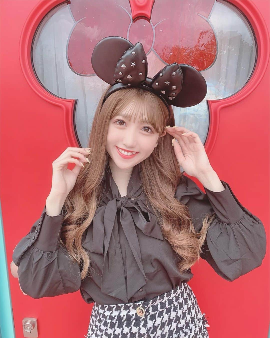 田口未彩のインスタグラム：「❤️  ディズニー行きたいよう、、、  #ディズニー　#ディズニーランド　#ディズニーシー  #ディズニーコーデ　#ディズニーチュロス　#チュロス　#ディズニーカチューシャ　#カチューシャ　#ブラックコーデ #スパンコールカチューシャ　#もこもこアウター #ロングヘアー　#ヘアアレンジ　#巻き髪　#外巻き　#ワンスポ　#グレイル　#グレイルコーデ」