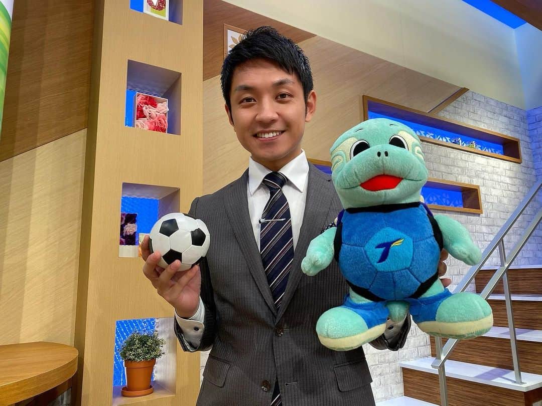 のインスタグラム：「毎週月曜日はマンデースポーツ。 今週は… ・トリニータ 川崎フロンターレの自力優勝阻止！ ・ヴェルスパ JFL初優勝 ・日本シリーズ 甲斐拓也大活躍 についてお伝えしました！トリニータもヴェルスパもやりましたねえ！！！甲斐拓也も川瀬晃も県出身選手大活躍！！！！ #ネクタイピン  #ギター  #tos  #テレビ大分  #マンデースポーツ  #アナウンサー  #藤村晃輝」