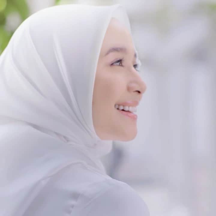 ラウディアシンシアベラのインスタグラム：「Bismillah🤍  LOVE  . . . #LBeauty #LoveConfidenceBeauty #cantikitusimpel✨   @lbeauty.bylcb」