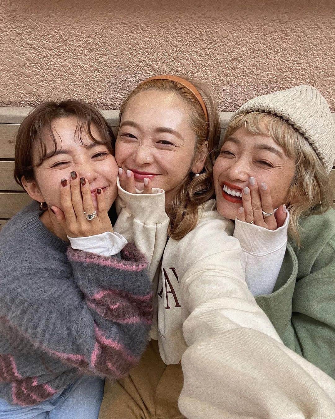 のインスタグラム：「くっっしゃ顔〜🧡🧡🧡 今日もゆる〜くよく笑ってよく食べて まったりじかんの休日😚🙌  " ちょあ＆ぽてと＆ぽんた " ３人で や〜っと集合できた記念日だねっ🐶🌿  今日も最高の一日をありがとっ😂💕💕💕  #くしゃ顔同盟 #ちょぽぽ」