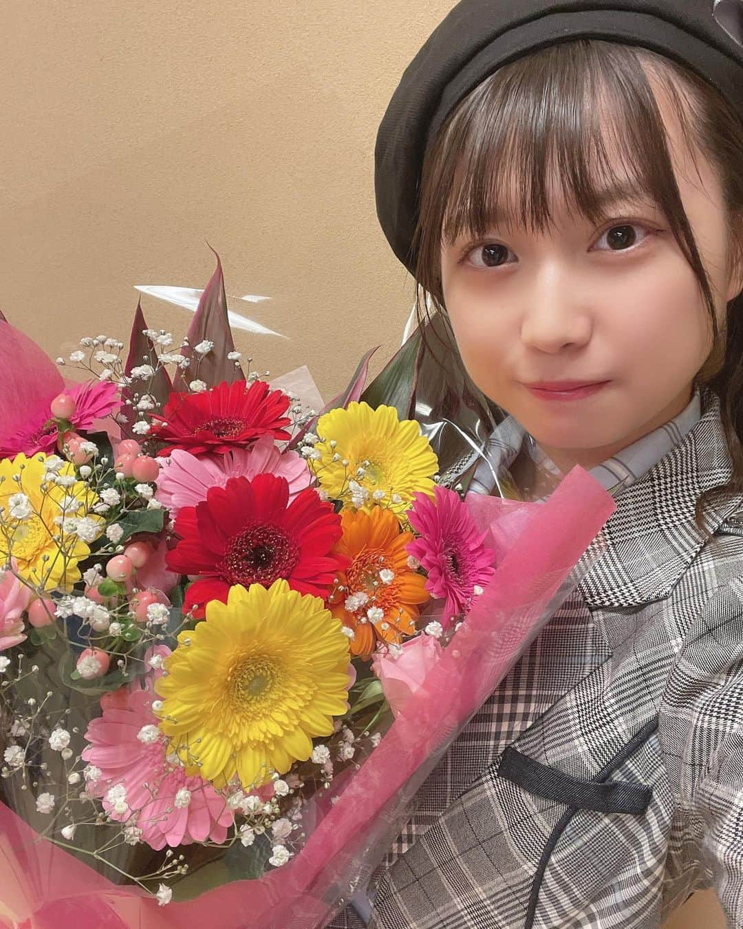 山田杏華のインスタグラム：「﻿ 大分県技能祭ありがとうございました！﻿ ﻿ 久しぶりの大分でのイベントですごく緊張していたんですが楽しかったです☺️﻿ また大分でイベントが出来るように頑張ります！！﻿ ﻿ 最後にファンの方からお花をいただきました🌷.*﻿ 本当にありがとうございます😌﻿ ﻿ #大分県技能祭#ハロートレーニング#大分」