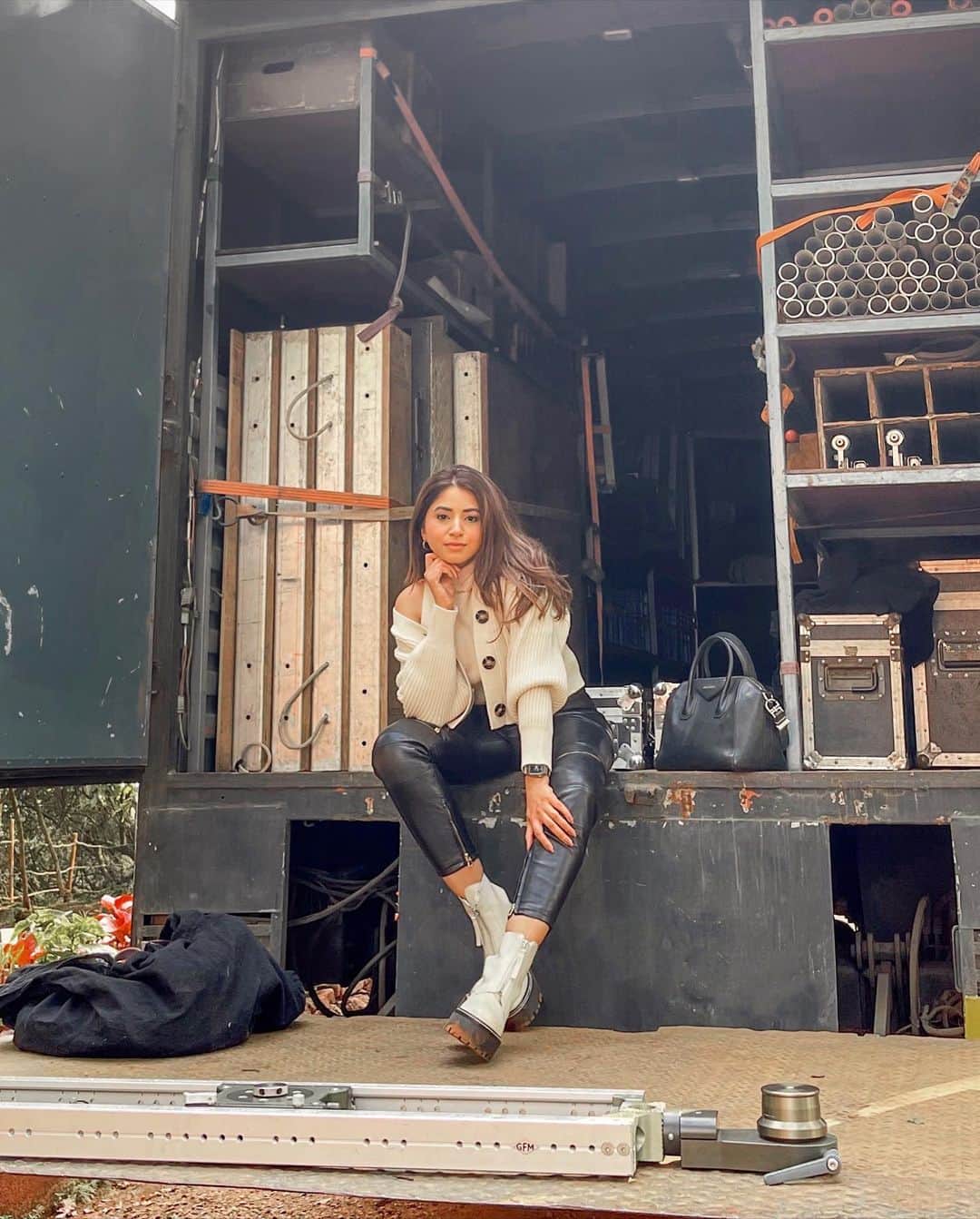 Aashna Shroffさんのインスタグラム写真 - (Aashna ShroffInstagram)「Spending the next week chilling on set of my mum’s next film that she’s shooting here in Mahabaleshwar, so you can expect a lot more outfit pictures from generator vans and stuff 😅  Cardigan, turtleneck and boots are @hm  Pants are @hm x @moschino Bag is @givenchyofficial」11月23日 21時31分 - aashnashroff