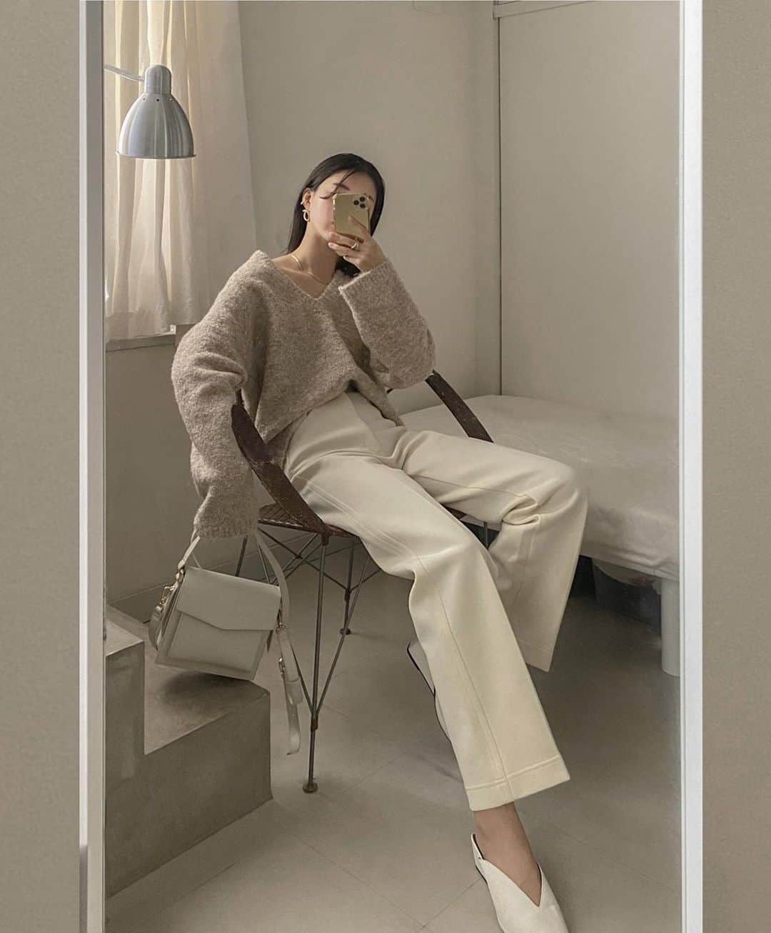 影山可蓮のインスタグラム：「・ ・ Coordinate ☕️ ・ ・ 私服♡ もこもこ可愛い素材でシルエットがキレイなVニットにキレイめ白パンの、ベージュトーンのゆるっとキレイめ組み合わせ💭 ・ ・ 🏷 KNIT @akte_official  PANTS @uniqlo  BAG @charleskeith_jp  ・ ・ ・ ・ #outfit #ootd #AKTE #アクテ #instafashion #minimalstyle #minimalfashion #classicstyle #simpleoutfit #everydaylook  #コーデ #コーディネート #今日のコーデ #私服  #karen_k_outfit」