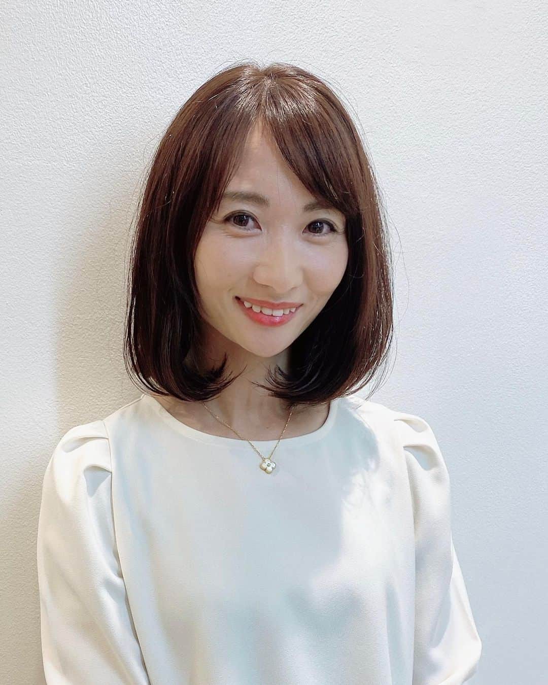吉田早織のインスタグラム：「・﻿ なんと4ヶ月ぶりになってしまった美容室…😳﻿ ﻿ ﻿ TAYA青山店でカラーをしてきました✨﻿ ﻿ ﻿ 色が抜けて明るくなっていたのですが、﻿ 落ち着いたキレイなカラーにしてきただき大満足☺️﻿ ﻿ ﻿ サロンにはツリーが飾ってあってクリスマスムードで可愛かったです🎄💕﻿ ﻿ ﻿ ﻿ はじめての美容室は少し緊張するけど、﻿ 担当してくださったスタイリストの山本さんが気さくに話かけてくださりとっても楽しい時間になりました🙌✨﻿ ﻿ ﻿ ﻿ ﻿ ﻿ ﻿ ﻿ ﻿ #ヘアサロンTAYA﻿ #美容院 #ヘアサロン #TAYA青山﻿﻿ #ヘアカラー #tayaのサロン体験﻿ #TAYAの美しいカラーリング﻿ #taya仕上がりに満足﻿ @taya_group_official  ﻿」