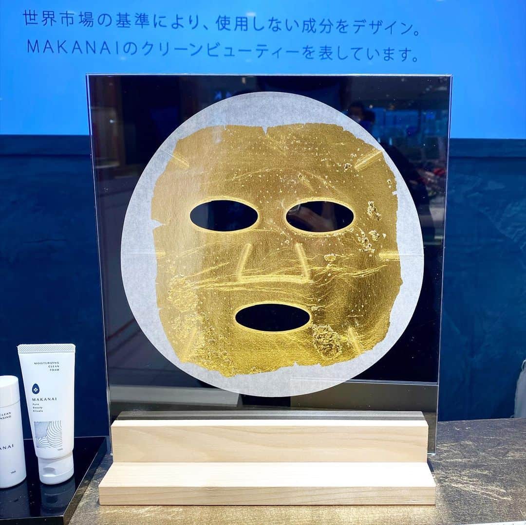 ハナエさんのインスタグラム写真 - (ハナエInstagram)「💸﻿ 金箔入りのオイルを手に入れた〜〜〜！﻿ ﻿ ﻿ ﻿ MAKANAIの @makanai_official の さらりと潤う美容オイルというもので、﻿ その名の通りベタつかないオイルでした。﻿ 金箔は塗ると溶けて無くなるのが不思議。﻿ 成分に“金”って書いてるのが面白い…﻿ アゲな日に使います。﻿ 引き続き乾燥許さないお姉さん👸﻿ ﻿ ﻿ ﻿ MAKANAI小田急百貨店（ディスプレイがおめでたい感じで良かった）で税抜き5000円以上のお買い物で﻿、 この投稿を見たとお伝え頂いた方には﻿ ミニフェイスクリームをプレゼントだそうです🌟（11月30日まで）﻿ ﻿ ﻿ ﻿ #PR #MAKANAI #さらりと潤う美容オイル #ビューティアポセカリー #クリーンビューティー #オーガニックコスメ #小田急百貨店」11月23日 21時27分 - hanae_0227