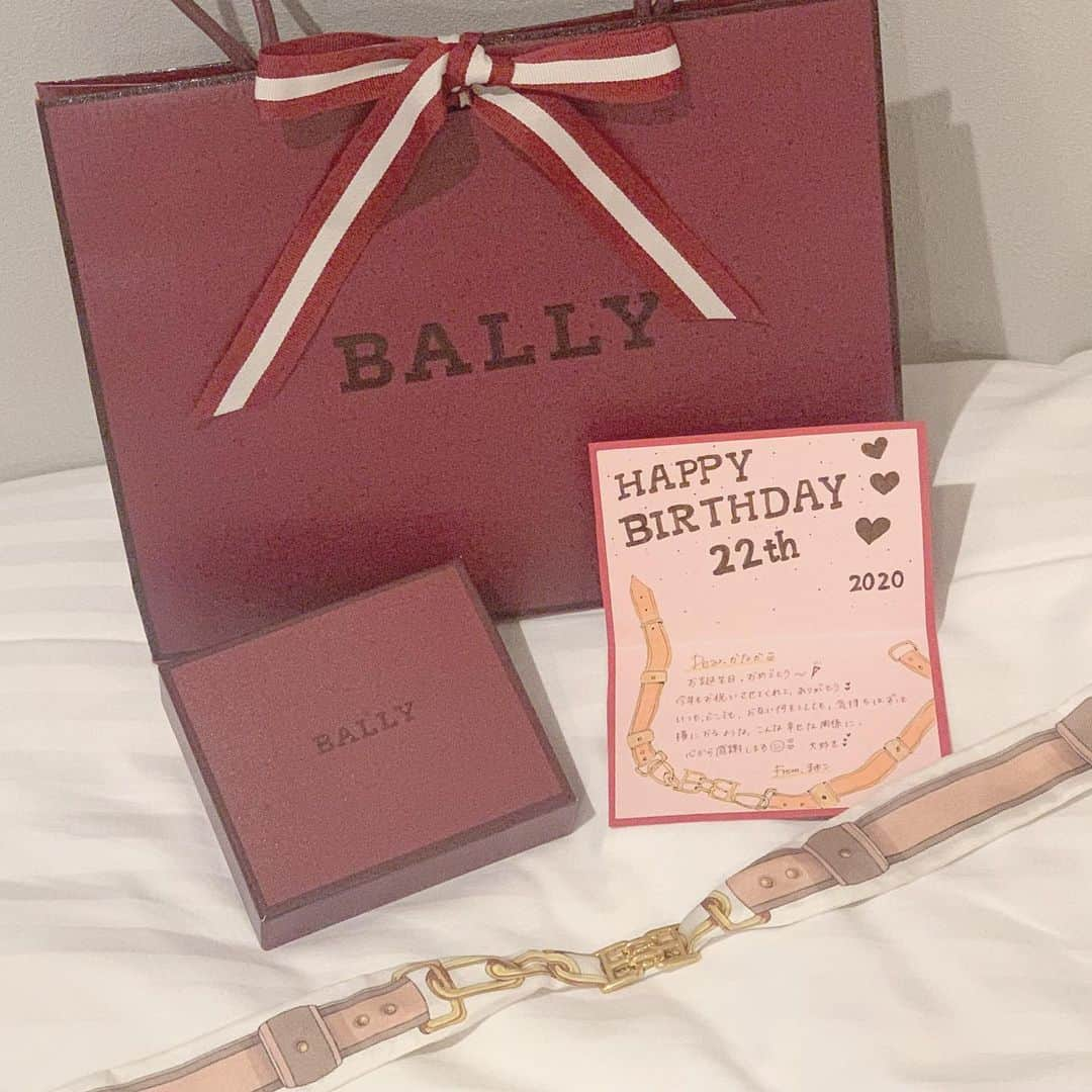 KANAKAさんのインスタグラム写真 - (KANAKAInstagram)「❤️BALLY❤️  今年もまゆがかわいいプレゼントくれた🎁 スカーフのブレスレット♡  似合うようなステキ女子になります〜👼🏻  #bally #バリー #ブレスレット #スカーフ #誕生日 #プレゼント #22」11月23日 21時28分 - canika_1111