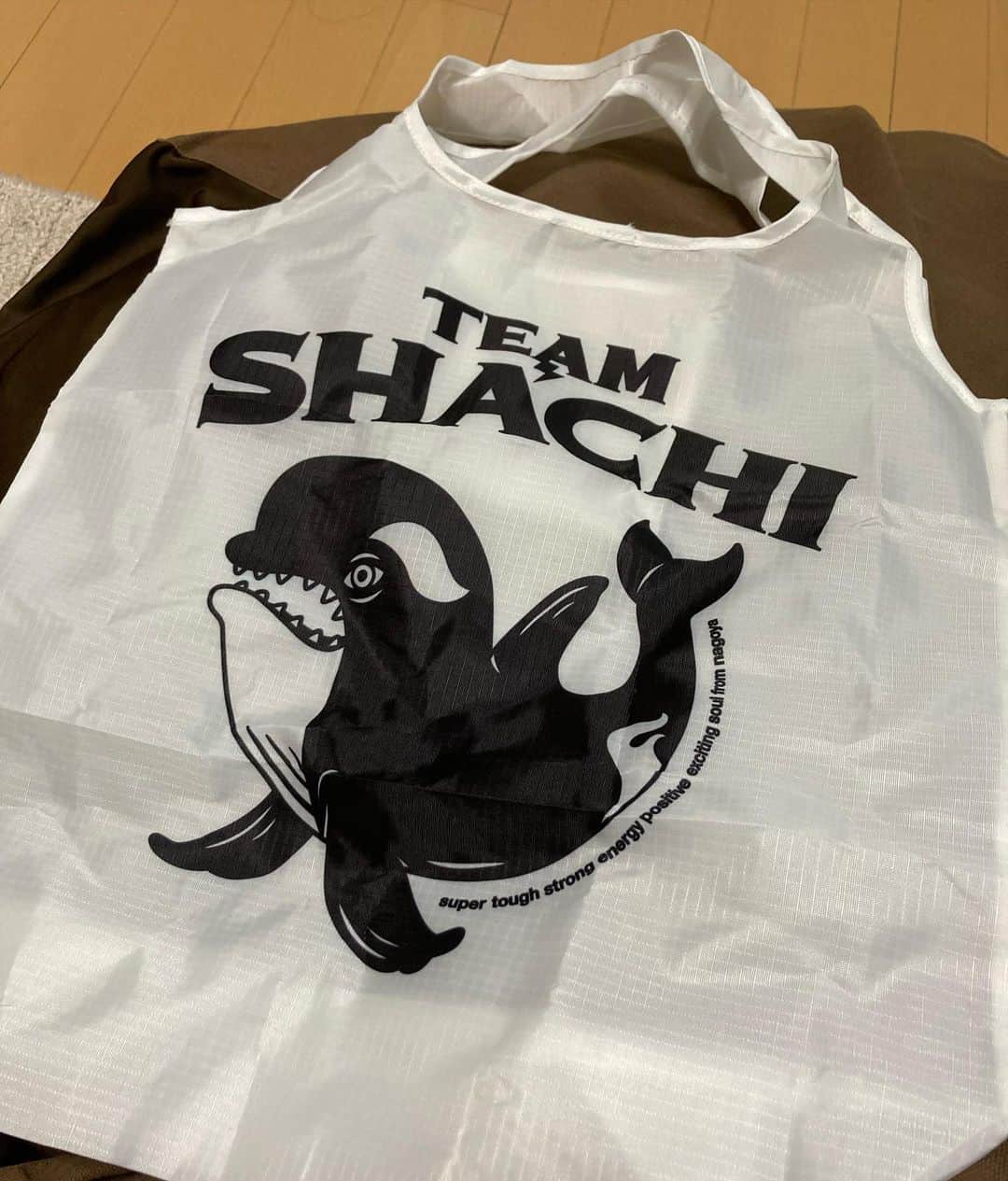宮戸洋行のインスタグラム：「TEAM SHACHIのエコバッグ！実用性があるグッズってほんま助かります！生写真も箱推しには助かるやつでした！」