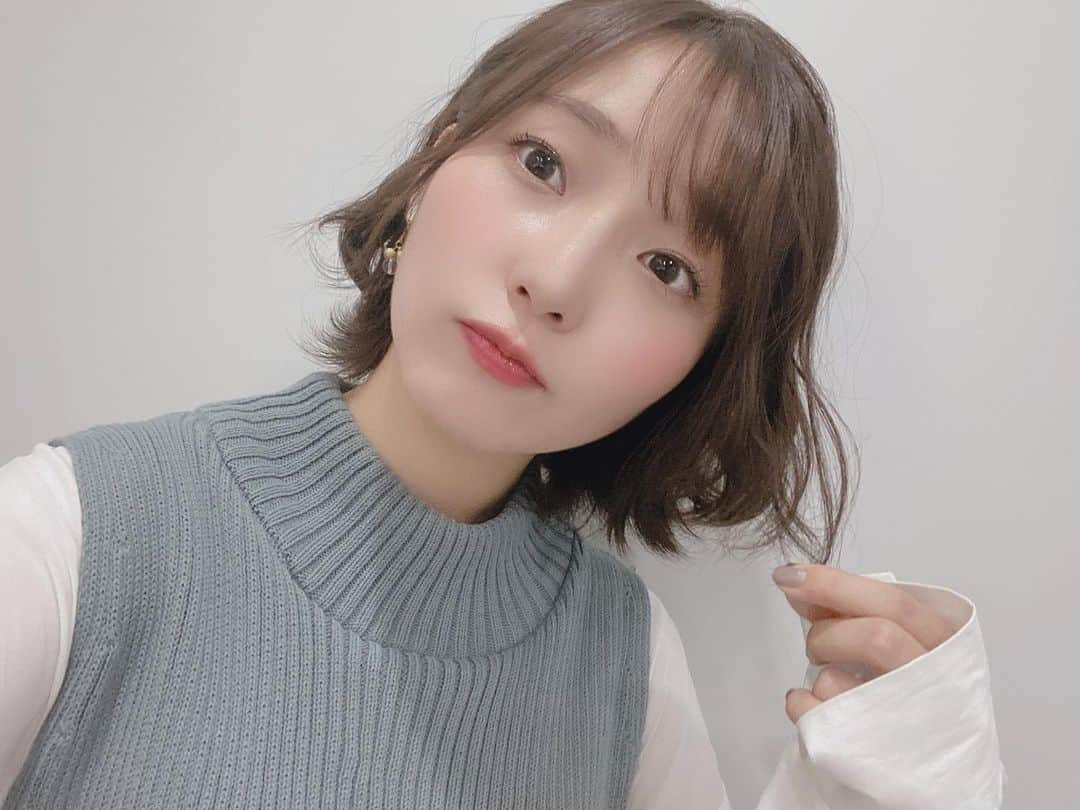 宮本侑芽のインスタグラム：「. 「#ファンタジアリビルド 」 特別生配信！！！！！  ありがとうございました〜！！！  久々にルミアとして自己紹介することができて 本当に幸せな時間でした...！  ゲームリリース日は12/17！ もうすぐですね。 放送中は言えなかったのですが、 くろね先生描き下ろしの 新しいルミアの衣装（？）も 見れたりもしちゃうゲームです！！！  各作品が大好きな方々 各キャラクターが大好きな方々に 遊んでいただきたいですし、  他のファンタジア文庫の作品を沢山知って また新しい推し作品、推しキャラが 見つかってしまうゲームです！！！  もちろん、バトルもストーリーも楽しいです...えへ...  ぜひ色んな楽しみ方をしてくださいねっ💓  メイクさんに髪の毛を巻き巻きしてもらって 嬉しい宮本置いておきます。 ゴッドハンドじゃ...！！！！  お洋服はZARAです。 安心安全。好き。  ありがとうございました！  #ファンリビ #冴えない彼女の育てかた  #ロクでなし魔術講師と禁忌教典  #ロクアカ #宮本侑芽」