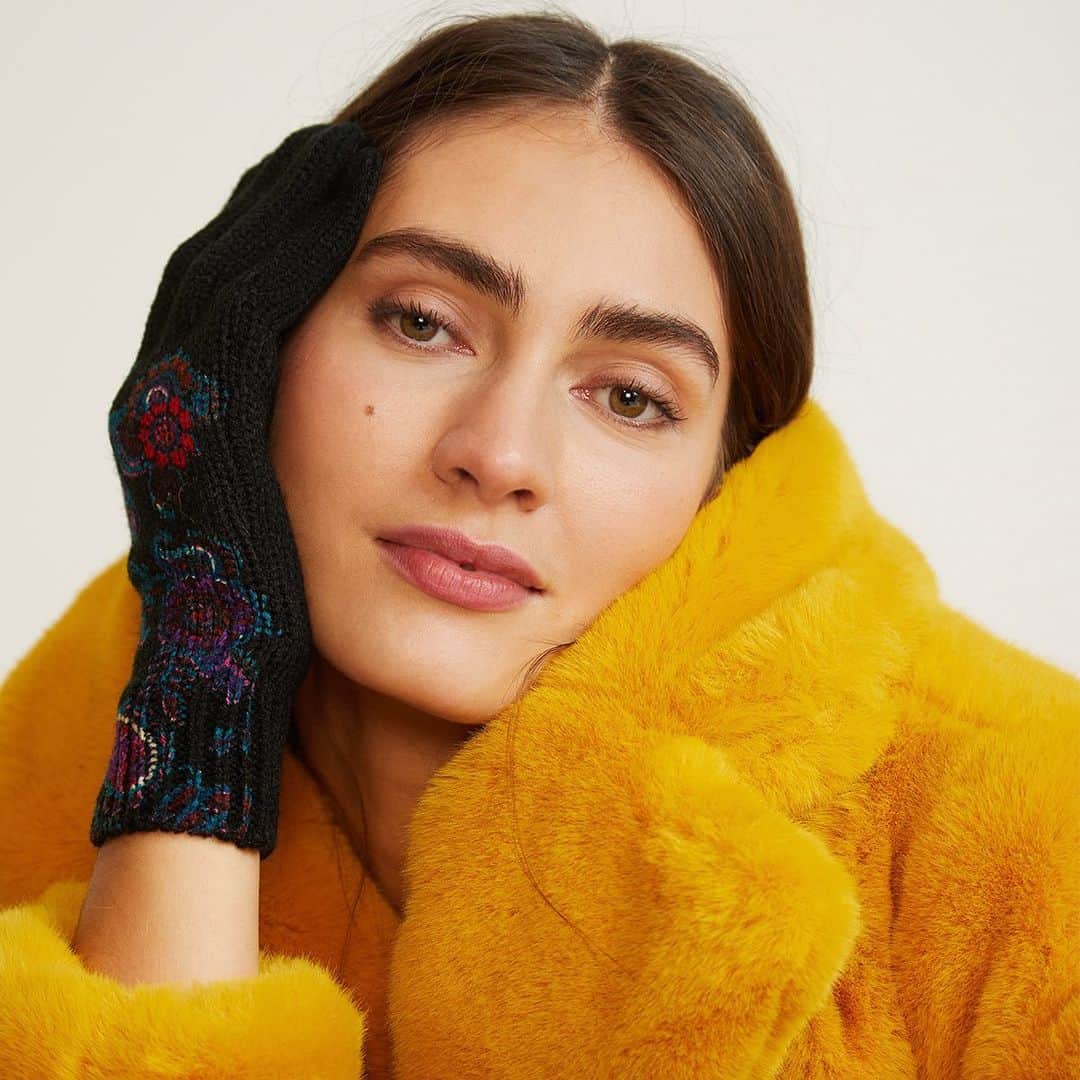 デシグアルのインスタグラム：「Made with tons of love and cozy fabrics 💛 Can you feel our warmest garments? #CelebrateDifferent」