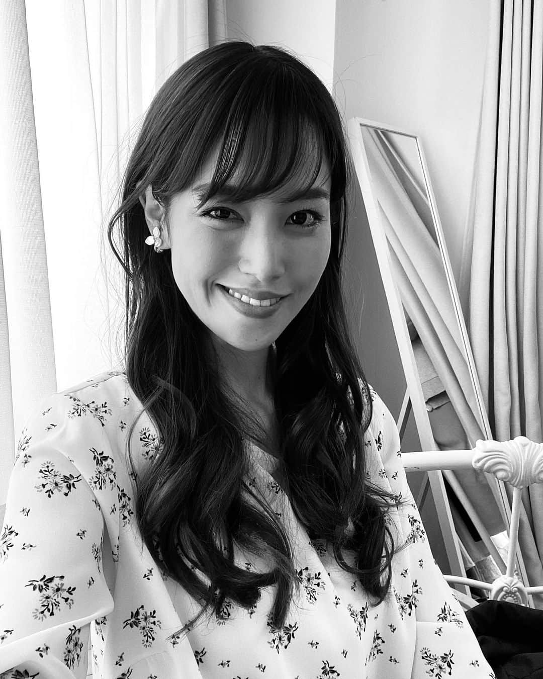 鷲見玲奈さんのインスタグラム写真 - (鷲見玲奈Instagram)「. スカッとジャパン、ご覧頂きありがとうございました✨ . 緊張しましたが…アドリブを入れさせて頂きながら楽しく演じることができました😂(林先生のくだりなど笑) 写真は白隅田と黒隅田です。笑 . . GQ MEN OF THE YEARの授賞式だったので、私は帰ってからオンエアを見ようと思います😌(ドキドキ🧡) . . . #スカッとジャパン #表と裏」11月23日 21時28分 - sumi__reina