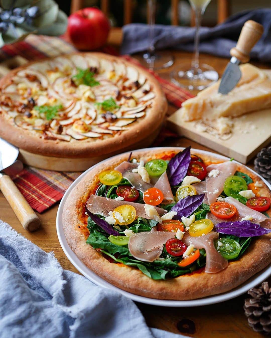 Ayaさんのインスタグラム写真 - (AyaInstagram)「夜ご飯🍕﻿ ﻿ ﻿ ﻿ こんばんは😊﻿ ﻿ ﻿ 連休最後の晩ごはんは、ピザ2種類と昨夜の残り物🤣﻿ ﻿ ﻿ ﻿ ピザはサラダピザとりんごとくるみのピザです！﻿ ﻿ ﻿ 薄力粉もいつもより多めに混ぜてふんわり生地に仕上げた全粒粉入りのピザ生地にしました！﻿ ﻿ ﻿ こちらのピザに　@parmigianoreggiano.jp さまのプレゼント企画で当選した　パルミジャーノ・レッジャーノを仕上げにトッピングしました〜✨﻿ ﻿ ﻿ 24ヶ月熟成のパルミジャーノ・レッジャーノ！﻿ ﻿ ﻿ 専用のアーモンドナイフで塊を砕きながらトッピングしたんですが、そのまま食べても凄く美味しくてびっくりしました〜😍﻿ ﻿ もちろんピザには合わないわけがない♡🤤﻿ ﻿ 今までは、私の中では粉チーズとしてのイメージが強かったパルミジャーノ・レッジャーノ﻿ ﻿ もう、次からは塊で買いたいなぁと思いました♡﻿ ﻿ ﻿ なんだかんだで忙しく、あっという間に過ぎてしまった3連休😂﻿ ﻿ ﻿ #よく食べよくのみました ﻿ ﻿ 明日からまた平日モードに切り替えて頑張らなければ‼️﻿ ﻿ ﻿ 今日は早めの晩御飯だったので、なんだかお腹空いてきたけど🤣グッと我慢して寝ます！﻿ ﻿ ﻿ ﻿ #パルミジャーノレッジャーノ #パルミジャーノ・レッジャーノ#parmigianoreggiano#ピザ#夜ご飯#晩御飯#手作りピザ#おうちごはんlover#フーディーテーブル#マカロニメイト#エルグルメ﻿ ﻿」11月23日 21時31分 - aya_m08