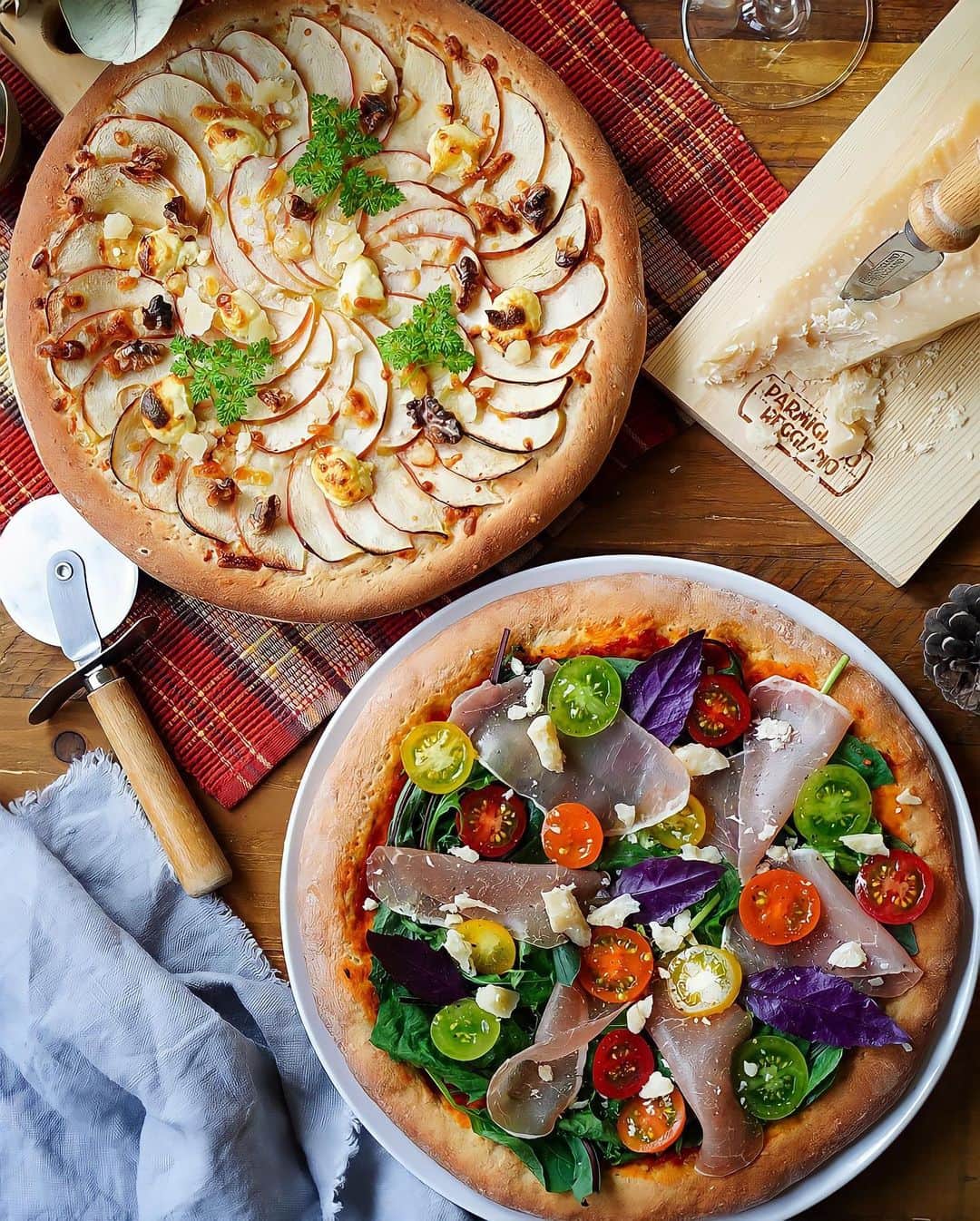 Ayaさんのインスタグラム写真 - (AyaInstagram)「夜ご飯🍕﻿ ﻿ ﻿ ﻿ こんばんは😊﻿ ﻿ ﻿ 連休最後の晩ごはんは、ピザ2種類と昨夜の残り物🤣﻿ ﻿ ﻿ ﻿ ピザはサラダピザとりんごとくるみのピザです！﻿ ﻿ ﻿ 薄力粉もいつもより多めに混ぜてふんわり生地に仕上げた全粒粉入りのピザ生地にしました！﻿ ﻿ ﻿ こちらのピザに　@parmigianoreggiano.jp さまのプレゼント企画で当選した　パルミジャーノ・レッジャーノを仕上げにトッピングしました〜✨﻿ ﻿ ﻿ 24ヶ月熟成のパルミジャーノ・レッジャーノ！﻿ ﻿ ﻿ 専用のアーモンドナイフで塊を砕きながらトッピングしたんですが、そのまま食べても凄く美味しくてびっくりしました〜😍﻿ ﻿ もちろんピザには合わないわけがない♡🤤﻿ ﻿ 今までは、私の中では粉チーズとしてのイメージが強かったパルミジャーノ・レッジャーノ﻿ ﻿ もう、次からは塊で買いたいなぁと思いました♡﻿ ﻿ ﻿ なんだかんだで忙しく、あっという間に過ぎてしまった3連休😂﻿ ﻿ ﻿ #よく食べよくのみました ﻿ ﻿ 明日からまた平日モードに切り替えて頑張らなければ‼️﻿ ﻿ ﻿ 今日は早めの晩御飯だったので、なんだかお腹空いてきたけど🤣グッと我慢して寝ます！﻿ ﻿ ﻿ ﻿ #パルミジャーノレッジャーノ #パルミジャーノ・レッジャーノ#parmigianoreggiano#ピザ#夜ご飯#晩御飯#手作りピザ#おうちごはんlover#フーディーテーブル#マカロニメイト#エルグルメ﻿ ﻿」11月23日 21時31分 - aya_m08