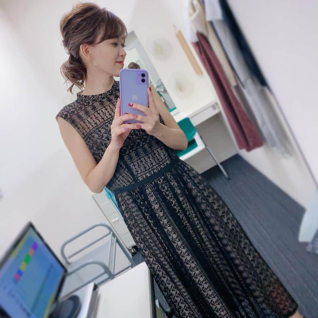 岡部玲子さんのインスタグラム写真 - (岡部玲子Instagram)「本日の衣装とヘアアレンジ☺️ 黒のレースワンピースと、ゆるふわスッキリまとめアレンジで大人な雰囲気にして頂きました☺️  本日は#盛り返すことなくマイナス　🏇😱🤣  今日は3日間開催で1番叫べなかった😅 狙いが全然ダメでした😅 さて、来週はジャパンカップ‼️ 1週間楽しみながら悩みます😁  #岡部玲子 #タレント　#レポーター　#アナウンサー　#女子アナ　#キャスター　#競馬　#競馬キャスター　#生放送　#衣装　#ヘアアレンジ　#ジャパンカップ」11月23日 21時31分 - reiko_okabe