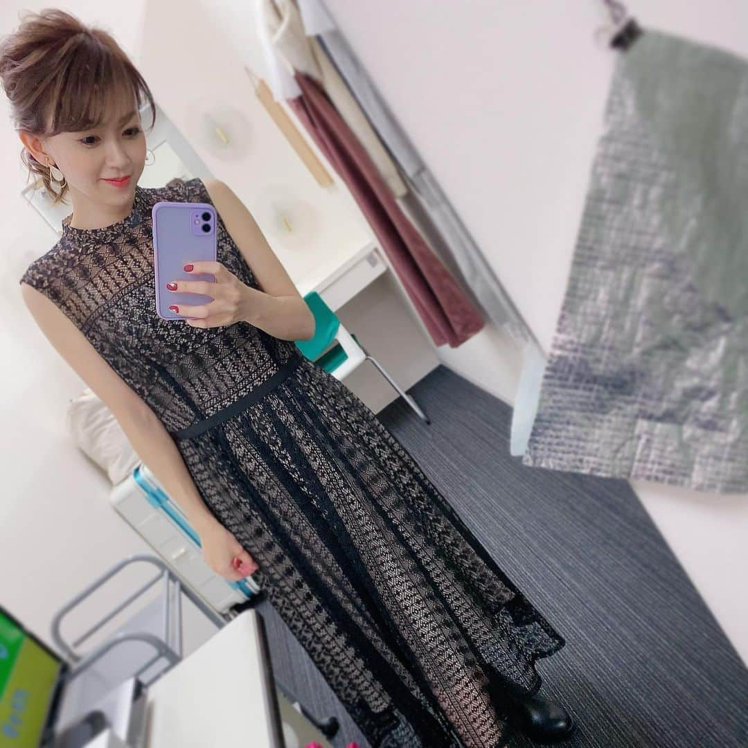 岡部玲子さんのインスタグラム写真 - (岡部玲子Instagram)「本日の衣装とヘアアレンジ☺️ 黒のレースワンピースと、ゆるふわスッキリまとめアレンジで大人な雰囲気にして頂きました☺️  本日は#盛り返すことなくマイナス　🏇😱🤣  今日は3日間開催で1番叫べなかった😅 狙いが全然ダメでした😅 さて、来週はジャパンカップ‼️ 1週間楽しみながら悩みます😁  #岡部玲子 #タレント　#レポーター　#アナウンサー　#女子アナ　#キャスター　#競馬　#競馬キャスター　#生放送　#衣装　#ヘアアレンジ　#ジャパンカップ」11月23日 21時31分 - reiko_okabe