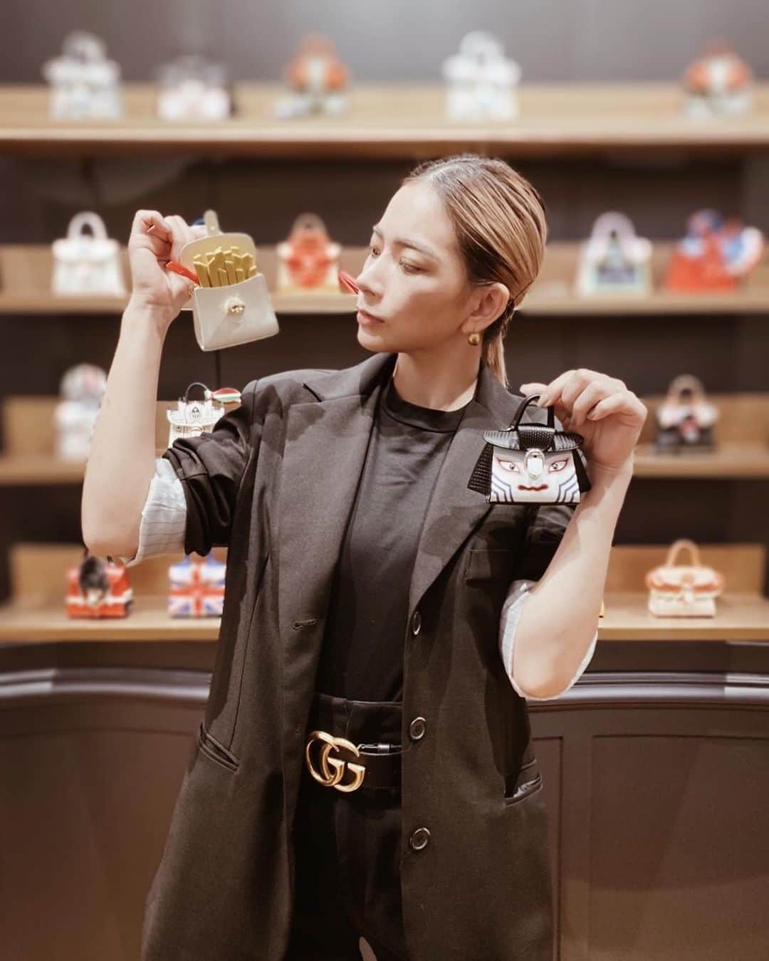 suzuka noseさんのインスタグラム写真 - (suzuka noseInstagram)「1 or 2 🥸？ 30歳を迎えて、そろそろ " FIRST DELVAUX "をお迎えしたいなと思っていたこの頃。  リニューアルした心斎橋PARCOにオープンする @delvaux の内覧会へ。  刻印サービスがあったり 限定カラーのブリヨンがあったり。  遊び心満載のミニアチュールシリーズも 目移りしちゃう品揃え。  さて、FIRST DELVAUXを狙う私は カーキにホワイトステッチが渋いブリヨンか クラシックにハンサムなキャメルのタンペート。 決めきれず、この日は決断を一旦お持ち帰り。  きっとこの先ずっと、いつか我が子にも 受け継いでいけるBagだと思うから 慎重に慎重に選びたいと思います。  我が家の🎅🏽さん。 私はこの2つで悩んでいることを お伝えしておきますね😌😏  この投稿を保存して wish list に追加してくださいね👨🏽  📍DELVAUX , 心斎橋PARCO 1F  @delvaux  #delvaux  #delvauxshinsaibashiparco  #デルヴォー #デルヴォー心斎橋パルコ」11月23日 21時32分 - suzukatochimoto