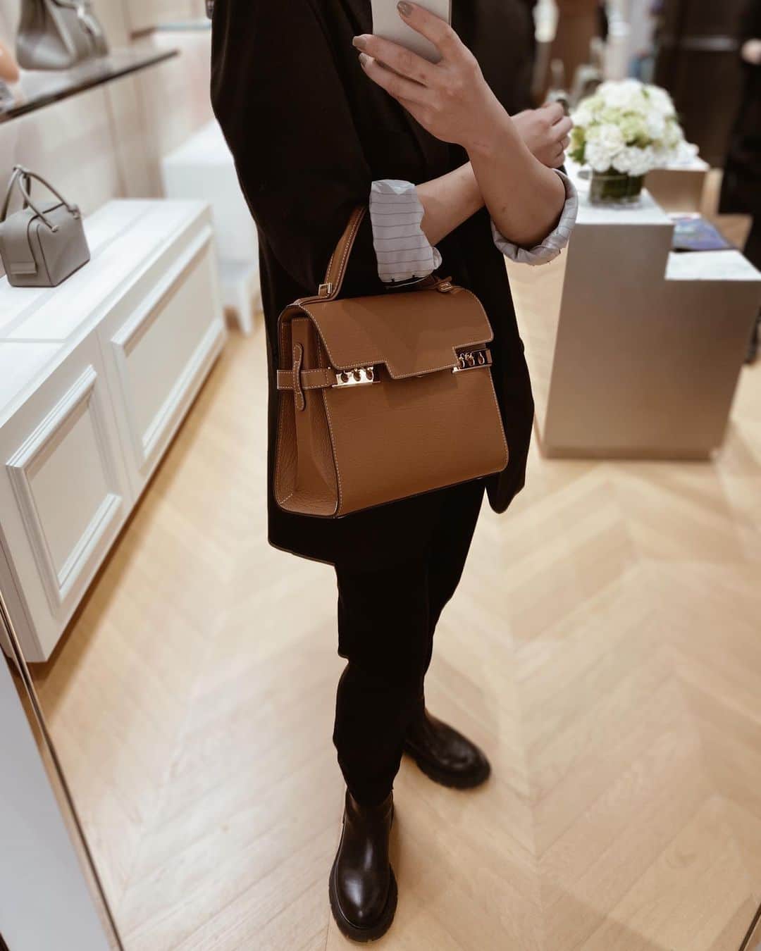 suzuka noseさんのインスタグラム写真 - (suzuka noseInstagram)「1 or 2 🥸？ 30歳を迎えて、そろそろ " FIRST DELVAUX "をお迎えしたいなと思っていたこの頃。  リニューアルした心斎橋PARCOにオープンする @delvaux の内覧会へ。  刻印サービスがあったり 限定カラーのブリヨンがあったり。  遊び心満載のミニアチュールシリーズも 目移りしちゃう品揃え。  さて、FIRST DELVAUXを狙う私は カーキにホワイトステッチが渋いブリヨンか クラシックにハンサムなキャメルのタンペート。 決めきれず、この日は決断を一旦お持ち帰り。  きっとこの先ずっと、いつか我が子にも 受け継いでいけるBagだと思うから 慎重に慎重に選びたいと思います。  我が家の🎅🏽さん。 私はこの2つで悩んでいることを お伝えしておきますね😌😏  この投稿を保存して wish list に追加してくださいね👨🏽  📍DELVAUX , 心斎橋PARCO 1F  @delvaux  #delvaux  #delvauxshinsaibashiparco  #デルヴォー #デルヴォー心斎橋パルコ」11月23日 21時32分 - suzukatochimoto