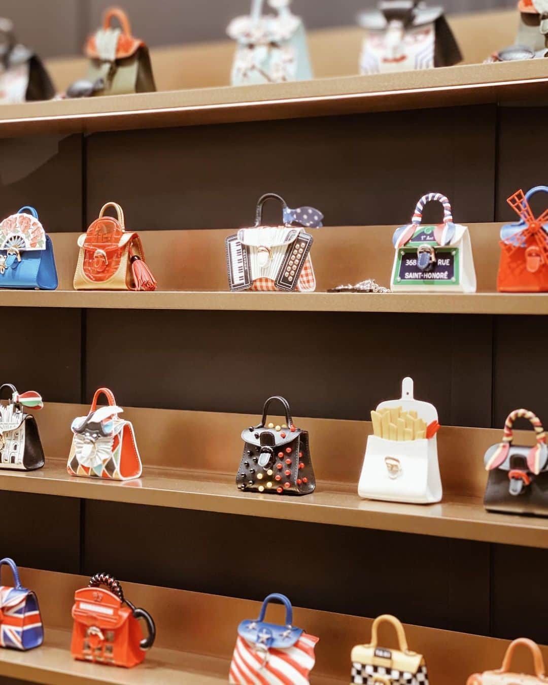 suzuka noseさんのインスタグラム写真 - (suzuka noseInstagram)「1 or 2 🥸？ 30歳を迎えて、そろそろ " FIRST DELVAUX "をお迎えしたいなと思っていたこの頃。  リニューアルした心斎橋PARCOにオープンする @delvaux の内覧会へ。  刻印サービスがあったり 限定カラーのブリヨンがあったり。  遊び心満載のミニアチュールシリーズも 目移りしちゃう品揃え。  さて、FIRST DELVAUXを狙う私は カーキにホワイトステッチが渋いブリヨンか クラシックにハンサムなキャメルのタンペート。 決めきれず、この日は決断を一旦お持ち帰り。  きっとこの先ずっと、いつか我が子にも 受け継いでいけるBagだと思うから 慎重に慎重に選びたいと思います。  我が家の🎅🏽さん。 私はこの2つで悩んでいることを お伝えしておきますね😌😏  この投稿を保存して wish list に追加してくださいね👨🏽  📍DELVAUX , 心斎橋PARCO 1F  @delvaux  #delvaux  #delvauxshinsaibashiparco  #デルヴォー #デルヴォー心斎橋パルコ」11月23日 21時32分 - suzukatochimoto