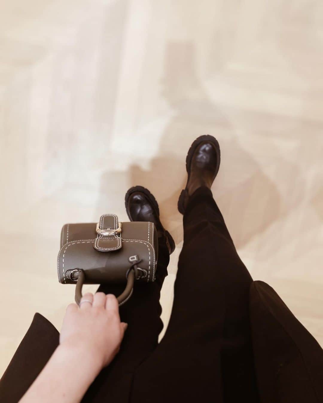 suzuka noseさんのインスタグラム写真 - (suzuka noseInstagram)「1 or 2 🥸？ 30歳を迎えて、そろそろ " FIRST DELVAUX "をお迎えしたいなと思っていたこの頃。  リニューアルした心斎橋PARCOにオープンする @delvaux の内覧会へ。  刻印サービスがあったり 限定カラーのブリヨンがあったり。  遊び心満載のミニアチュールシリーズも 目移りしちゃう品揃え。  さて、FIRST DELVAUXを狙う私は カーキにホワイトステッチが渋いブリヨンか クラシックにハンサムなキャメルのタンペート。 決めきれず、この日は決断を一旦お持ち帰り。  きっとこの先ずっと、いつか我が子にも 受け継いでいけるBagだと思うから 慎重に慎重に選びたいと思います。  我が家の🎅🏽さん。 私はこの2つで悩んでいることを お伝えしておきますね😌😏  この投稿を保存して wish list に追加してくださいね👨🏽  📍DELVAUX , 心斎橋PARCO 1F  @delvaux  #delvaux  #delvauxshinsaibashiparco  #デルヴォー #デルヴォー心斎橋パルコ」11月23日 21時32分 - suzukatochimoto