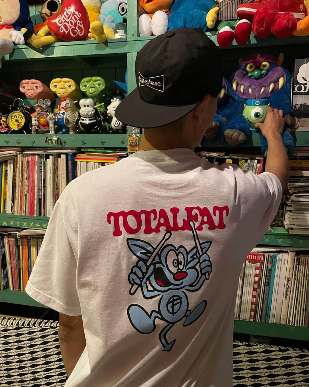 Bunta さんのインスタグラム写真 - (Bunta Instagram)「今年も誕生日Tシャツ発売するぜ🔥  【TOTALFAT】Bunta生誕記念Tシャツ「ブンT2020」 デザイン公開！ これまでにTOTALFATのグッズも多数手がけたVK DESIGN WORKSのVERDY氏によるデザイン🔥 このあと11/24（火）0時〜UKFC通販にて数量限定販売スタート！  Tシャツ S/M/L/XL/XXL　¥3,800（税抜）  キーホルダー ¥1,600（税抜）  #totalfat #vkdesignworks」11月23日 21時32分 - buntatf