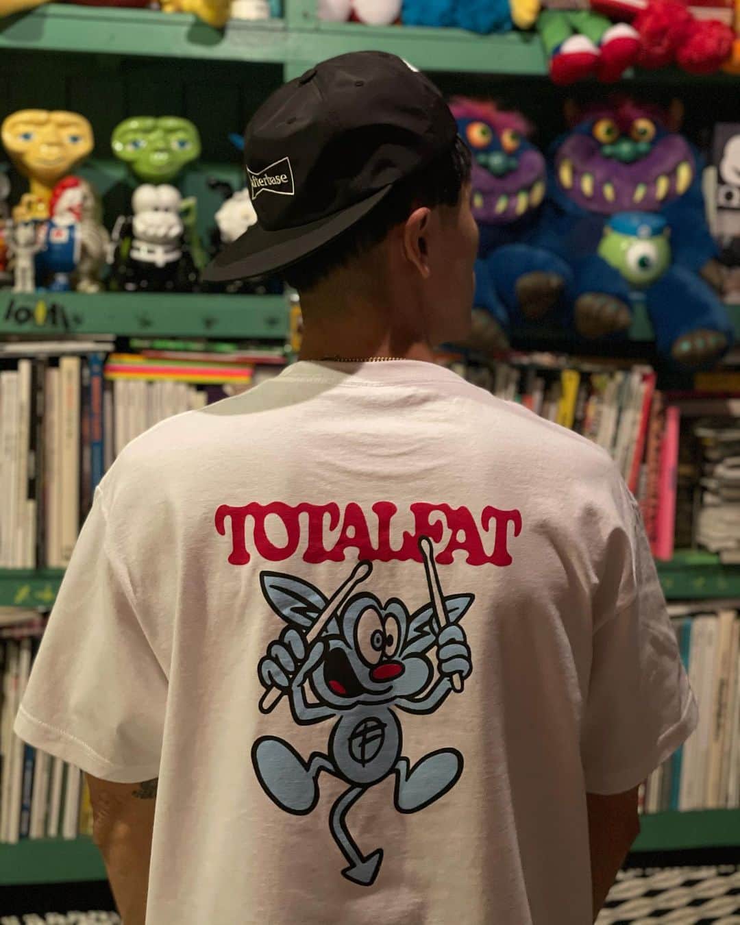 Bunta のインスタグラム：「今年も誕生日Tシャツ発売するぜ🔥  【TOTALFAT】Bunta生誕記念Tシャツ「ブンT2020」 デザイン公開！ これまでにTOTALFATのグッズも多数手がけたVK DESIGN WORKSのVERDY氏によるデザイン🔥 このあと11/24（火）0時〜UKFC通販にて数量限定販売スタート！  Tシャツ S/M/L/XL/XXL　¥3,800（税抜）  キーホルダー ¥1,600（税抜）  #totalfat #vkdesignworks」