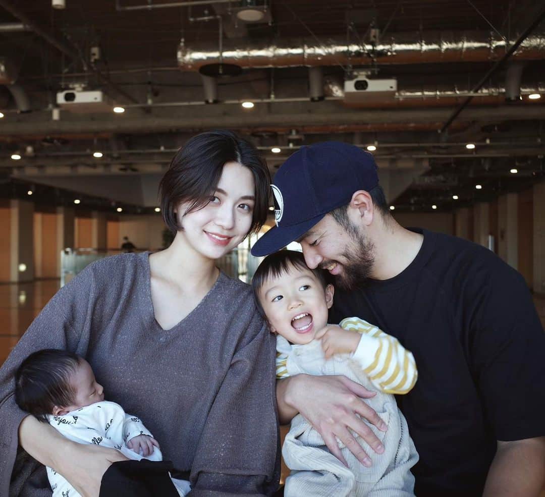 のインスタグラム：「hello baby🩰❤︎   先月無事第二子を出産しました 1ヶ月検診を終えて久しぶりに家族でお散歩へ  コロナ禍で不安な出産だったうえに退院後に息子が体調を崩してしまったりバタバタと目まぐるしい毎日でしたがなんとか1ヶ月。 家族が健康で元気でいてくれることが1番！  元気に生まれてきてくれてありがとう🥰  #hellobaby」