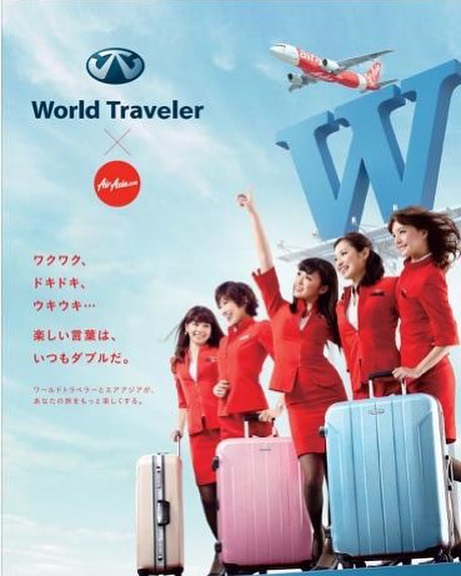 小濱庸子のインスタグラム：「わたしの夢を叶えてくれたのは、 『エアアジアジャパン』だった✈️ caになりたくて、でも新卒ではご縁がなくて、、、既卒で受験して入れたのがエアアジアだった、、、。 マレーシアでの３ヶ月研修。はじめての研修は全て英語📕マレーシアでの訓練フライト✈︎本当に大変だった、、、でも今では本当にいい思い出😍 エアアジアは、『fan and friendly』を掲げている会社で、一言で言うと、エンターテイメントな会社だった✨ 面接では、カラオケが好きって話から、面接官に歌ってみてっていわれて、アヴリルラビーンを歌った記憶、、、🤔✨ わたしのcaでのはじめてを全て作ってくれたのはエアアジア‼︎‼︎ そんなエアアジアが日本からまたなくなってしまうのは悲しいな😭 世界が落ち着いたら、またマレーシアにいきたいな🇲🇾 ※ちなみにわたしは1番右よ🥰 #客室乗務員 #エアライン #エアアジア #夢 #キャリア #仕事 #ca #calife #転職 #キャリアコンサルタント #マレーシア #思い出　#がんばろう」