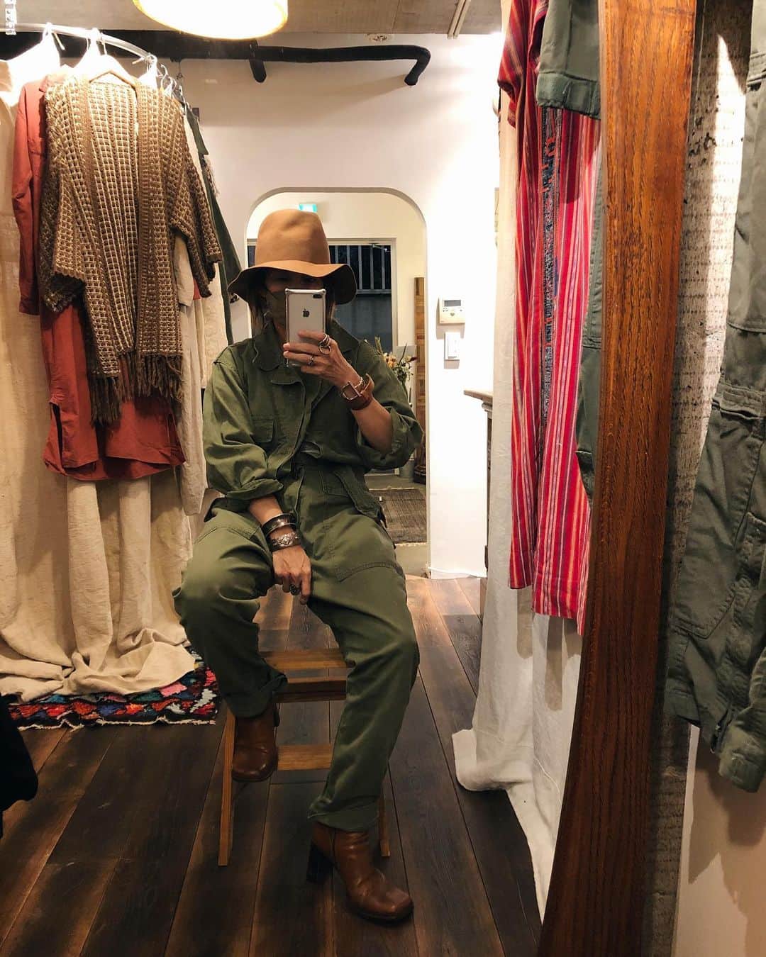 のインスタグラム：「通販のお問い合わせありがとうございます  外出はできる限り避けたいという方にも楽しんでいただけるよう色々アップしていきますね  次の営業は27日金曜日です よろしくお願いいたします  #swellvtg #レディース古着　#東京　#原宿  #vintage」