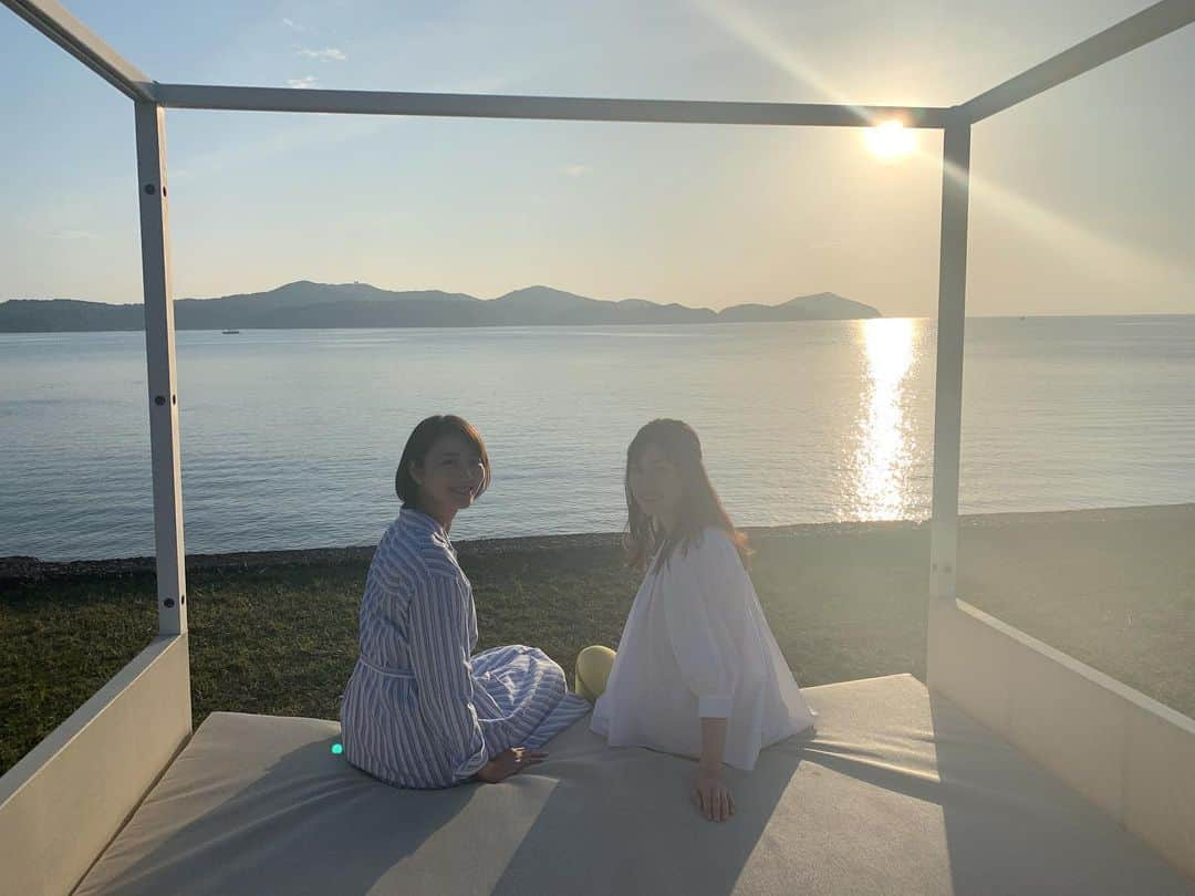 尾崎ななみさんのインスタグラム写真 - (尾崎ななみInstagram)「ㅤㅤㅤㅤㅤㅤㅤㅤㅤㅤㅤㅤㅤ ㅤㅤㅤㅤㅤㅤㅤㅤㅤㅤㅤㅤㅤ  @nemu_resort のサンセットツアー✧︎*。 ㅤㅤㅤㅤㅤㅤㅤㅤㅤㅤㅤㅤㅤ ㅤㅤㅤㅤㅤㅤㅤㅤㅤㅤㅤㅤㅤ 南国のようで…三重県志摩市です\♡︎/ ㅤㅤㅤㅤㅤㅤㅤㅤㅤㅤㅤㅤㅤ  季節限定(11〜2月)・宿泊者のみ可能な体験ですが、 日没の位置が変わることでNEMU RESORTの園内で夕陽が最も美しくご覧頂けます*ˊᵕˋ)੭  私は二度目の参加でしたが、今回も感動‼︎‼︎ ㅤㅤㅤㅤㅤㅤㅤㅤㅤㅤㅤㅤㅤ 天候等によって見え方は違い、この同じ景色は無いですからね。忘れられない思い出になりますよ…✩︎⡱ ㅤㅤㅤㅤㅤㅤㅤㅤㅤㅤㅤㅤㅤ  ㅤ ㅤㅤㅤㅤㅤㅤㅤㅤㅤㅤㅤㅤㅤ ㅤ  ㅤ  ㅤㅤㅤㅤㅤㅤㅤㅤㅤㅤㅤㅤㅤ ㅤ  ✧︎*⑅୨୧┈┈┈┈୨୧⑅* ❁︎⑅୨୧┈┈┈┈୨୧⑅✧︎*。 #三重県#伊勢志摩#志摩市#ネムリゾート#nemuresort#女子旅#サンセット#伊勢志摩アンバサダー#尾崎ななみ」11月23日 21時47分 - nanami_ozaki_73