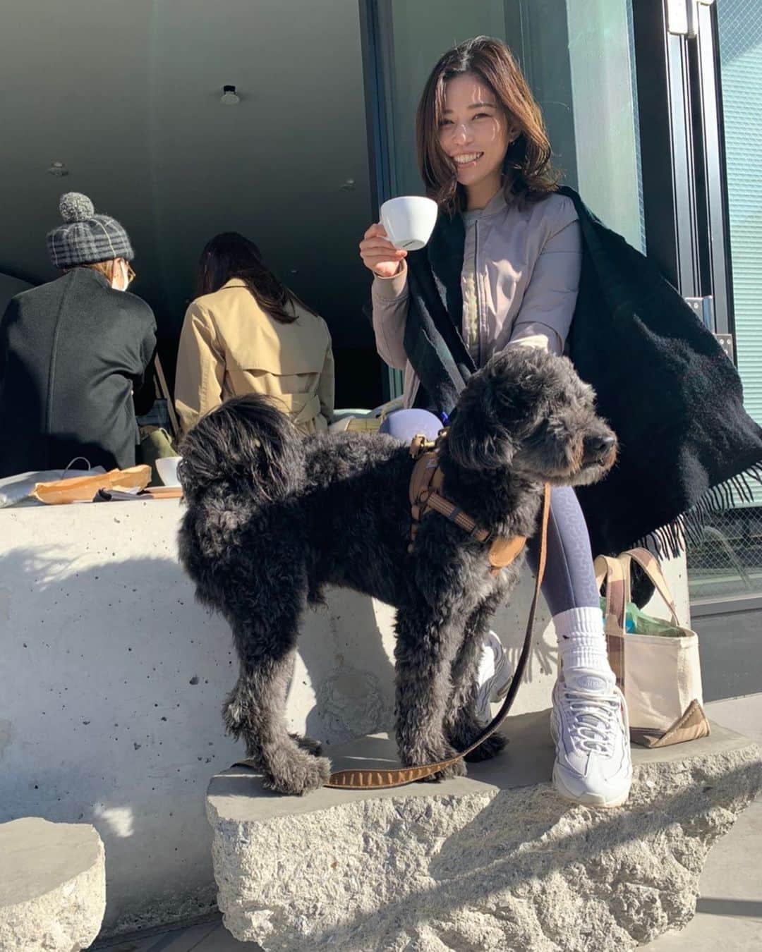 のインスタグラム：「私の人生に犬とコーヒーはとても重要🐶☕️・ ・ ・ ・ #こてんくんとあんなさん #doglife #doglover  #coffeelover #coffeebreak #ogawacoffeelaboratory」