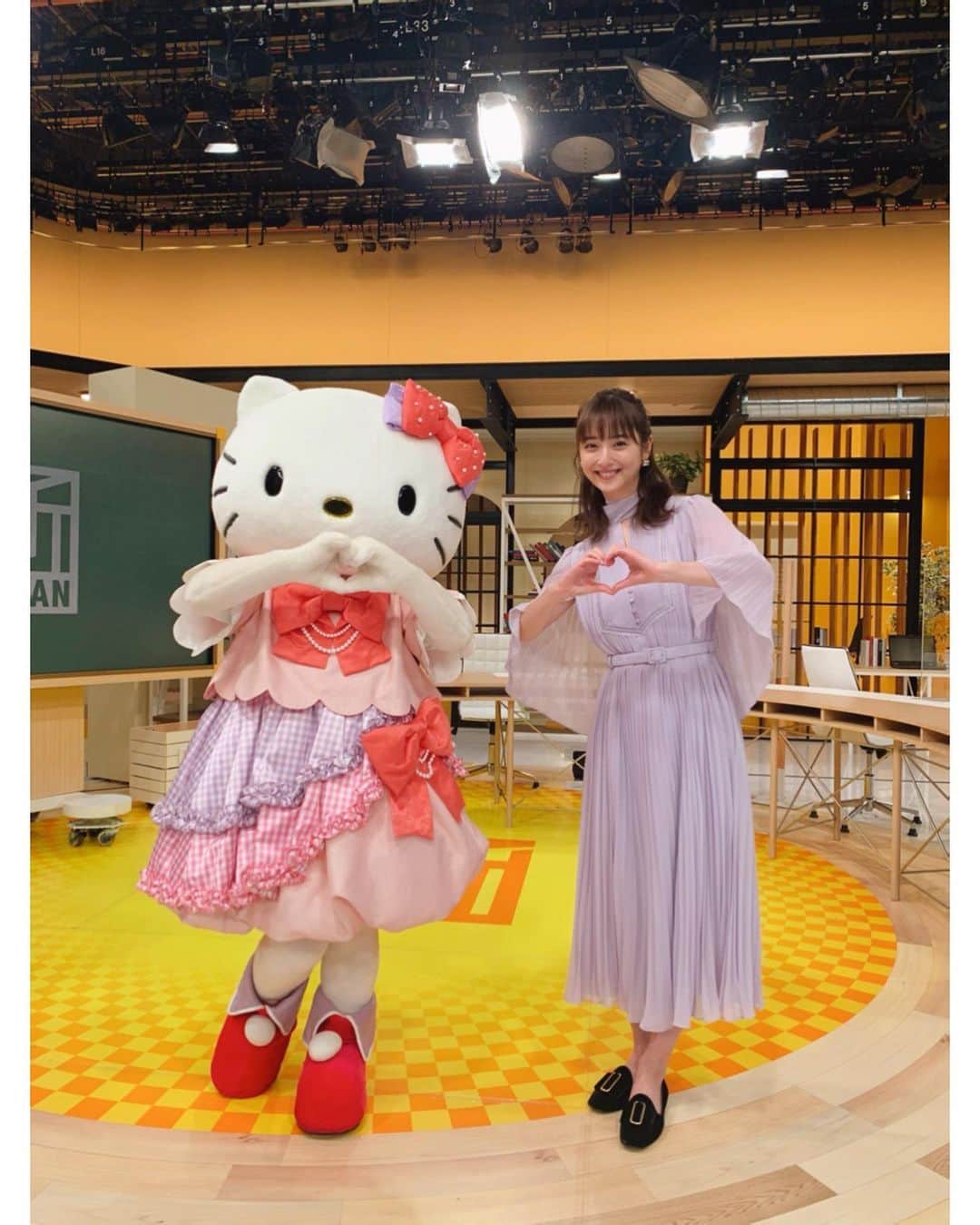 佐々木希さんのインスタグラム写真 - (佐々木希Instagram)「所JAPANにキティちゃんが来てくれました🎀 幼い頃の自分の写真を見ると、よくキティちゃんのお洋服を着ていたり、グッズを揃えたりと大好きだったなぁ。 大人になった今でも、こうしてお会いするたびに何度も何度も可愛いなぁ〜とデレっとしてしまいます♡  #ハローキティ#HelloKitty #所JAPAN」11月23日 21時39分 - nozomisasaki_official