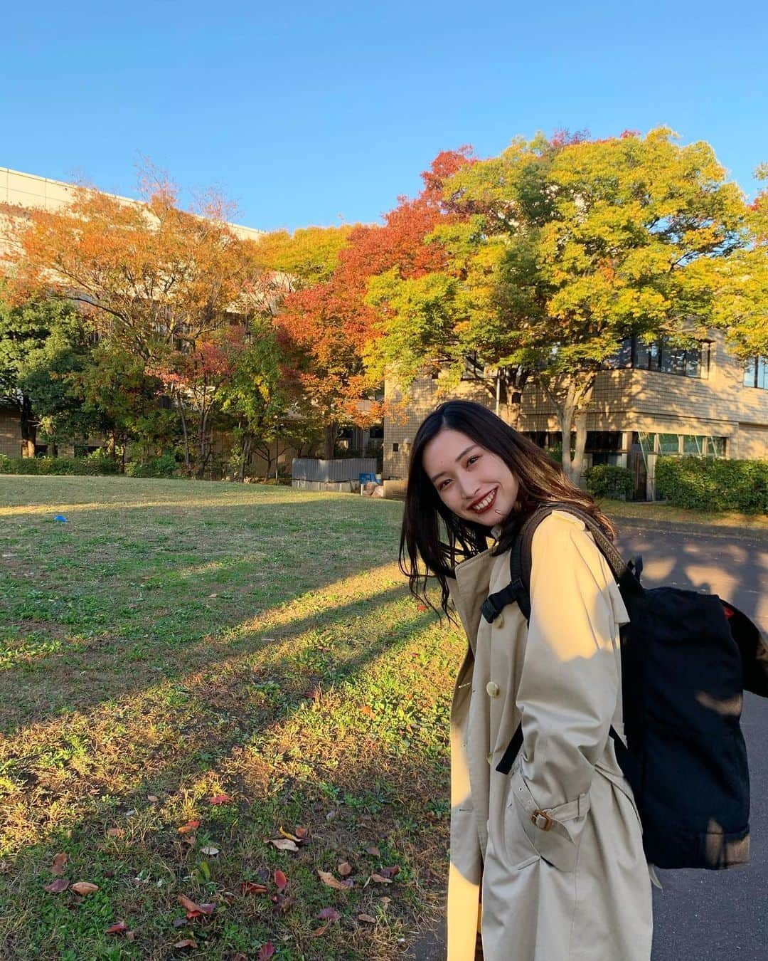 糸川菜央さんのインスタグラム写真 - (糸川菜央Instagram)「部活の試合会場の紅葉が綺麗だったから撮ってもらった〜🍁  試合の時はスーツです✊🏻  -----------------------------  様々な大学のミスファイナリストが出演する【Campus Girls' Festival】の冠スポンサーであるケンズカフェ東京さんが監修した「くちどけにこだわったプチチョコパイ ケンズカフェ東京監修＜ガトーショコラ＞」が11/10から全国のファミリーマートで限定販売中！！  チョコパイ×ガトーショコラ というチョコ好きには堪らない夢のコラボレーション😳🍫  ファミリーマートへ急げ〜💨 https://www.girlsdancecontest.com  【Campus Girls' Festival】のチケットはプロフィール画面のURLから購入できます✨（※あと2日で販売終了です）  #ミスコン #紅葉 #部活 #マネージャー」11月23日 21時40分 - nao_itokawa